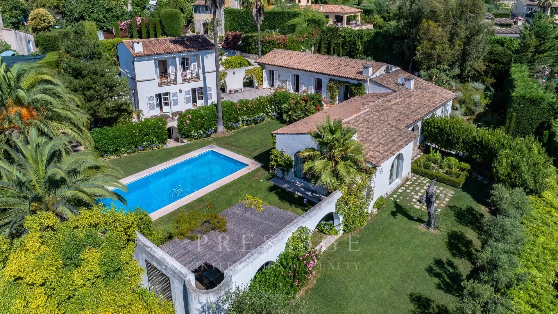 Propriété de 2 villas de 314 m² à La Colle-sur-Loup avec piscine