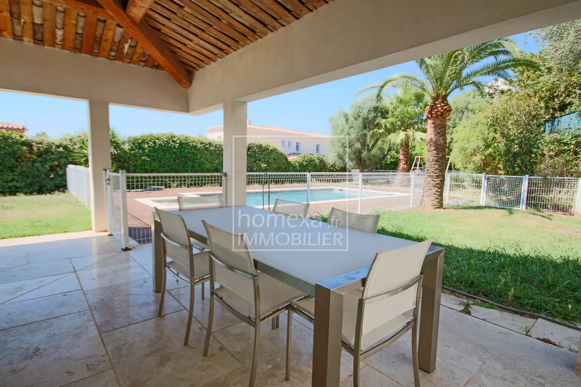 Villa for sale in Antibes Juan-les-Pins : Covered terrace view