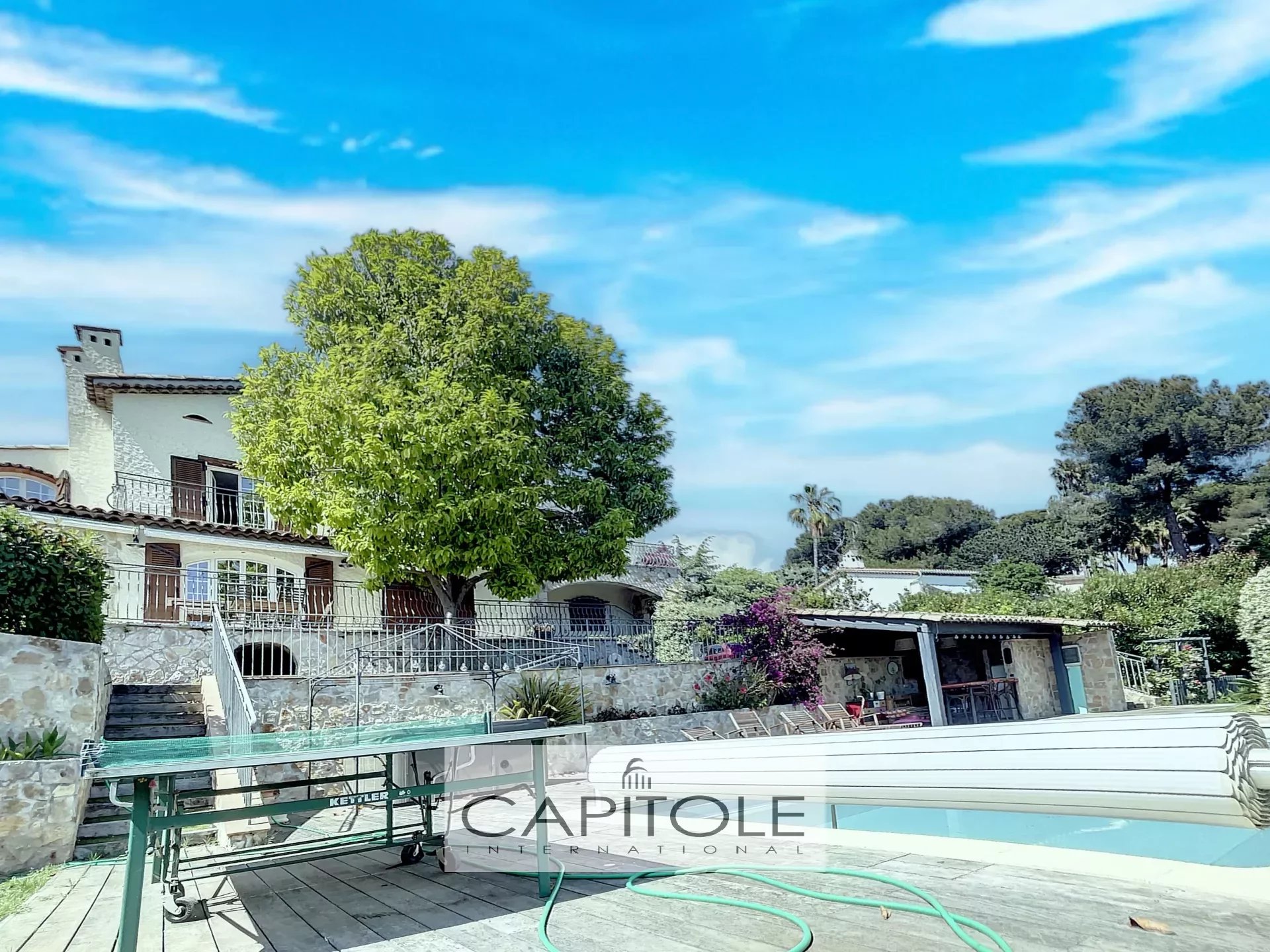 A vendre, EXCLUSIVITE, Antibes, villa provençale 255 m², 7 pièces/ 5 chambres piscine, jardin paysager, garage