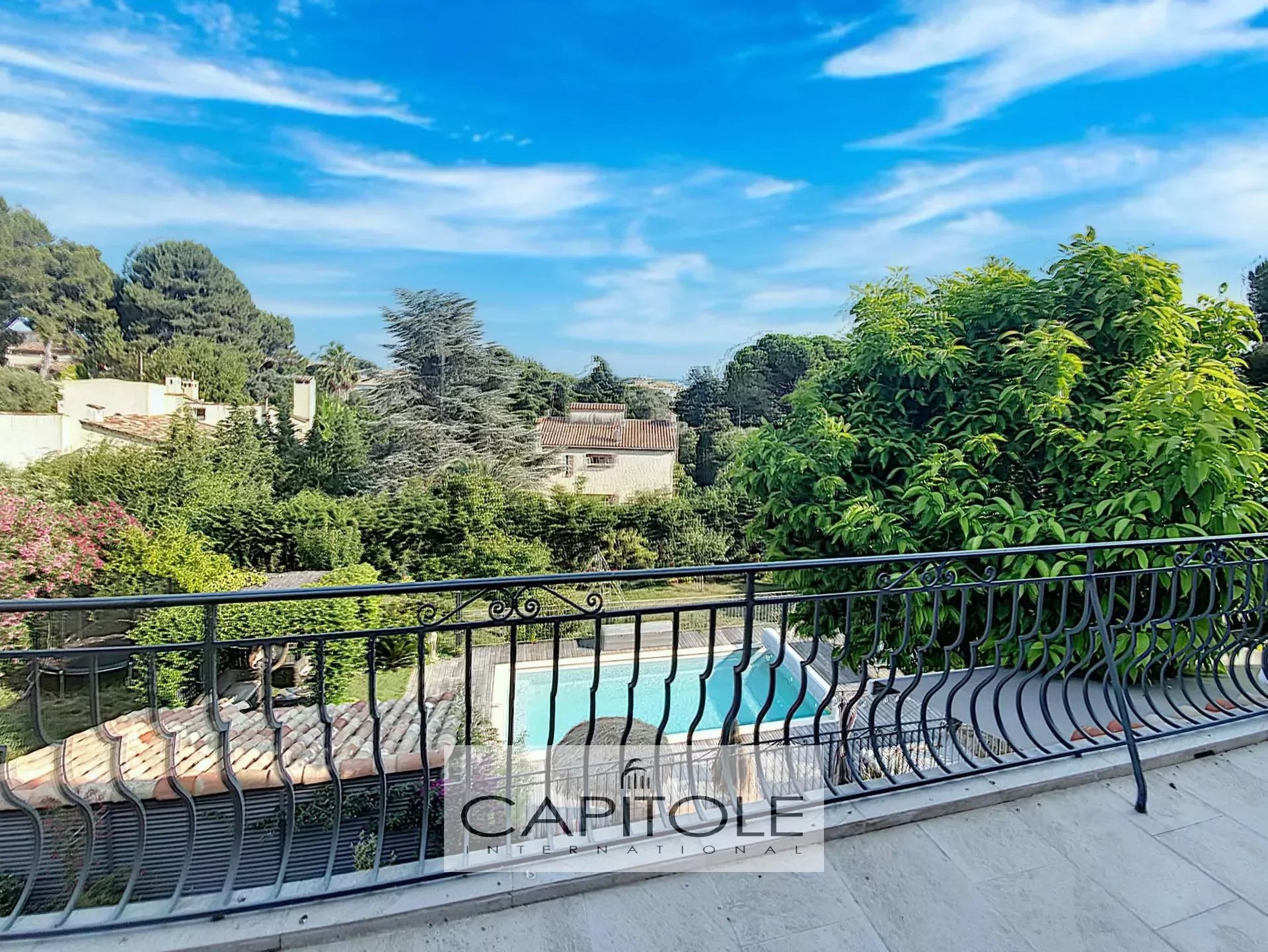 For sale, Antibes,  5 bedrooms villa  255 m², swimming pool,  landscaped garden, garage