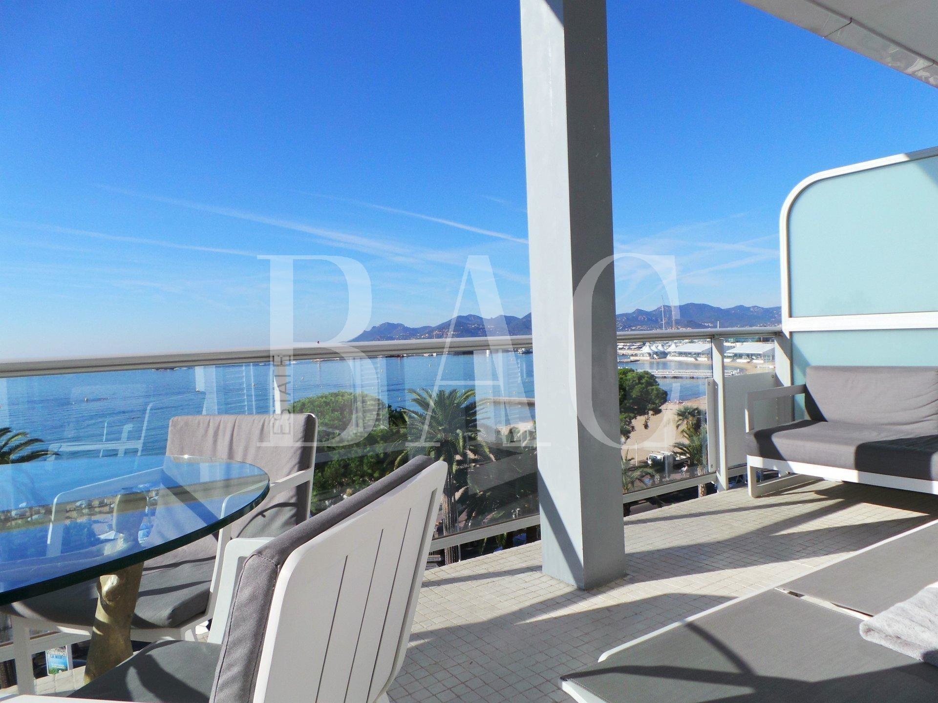 Cannes, apartment located on the Croisette