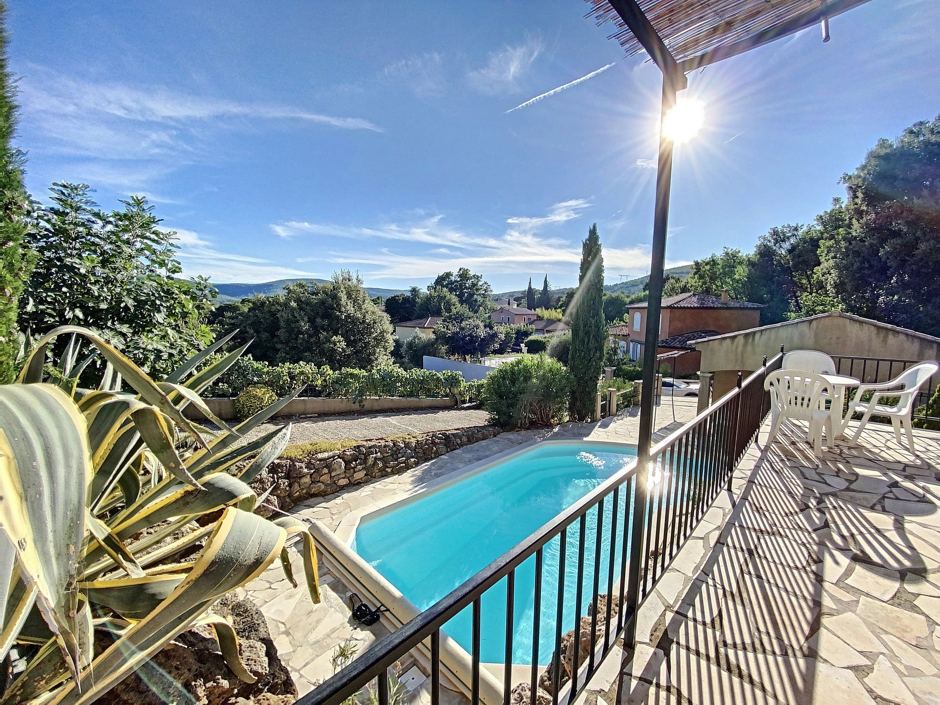 Magnifique villa avec piscine et vue, à pied du village
