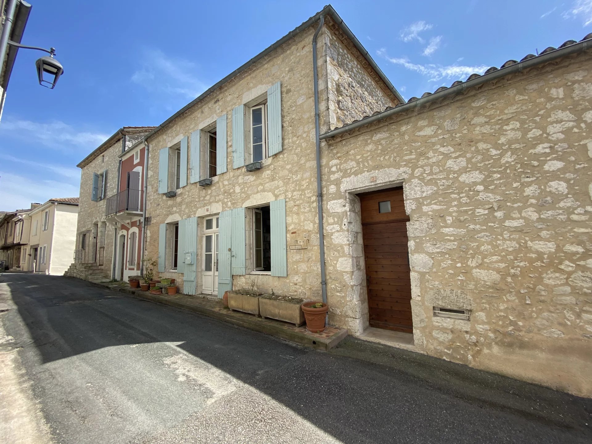 Large house with terrace in the popular bastide town of Monflanquin