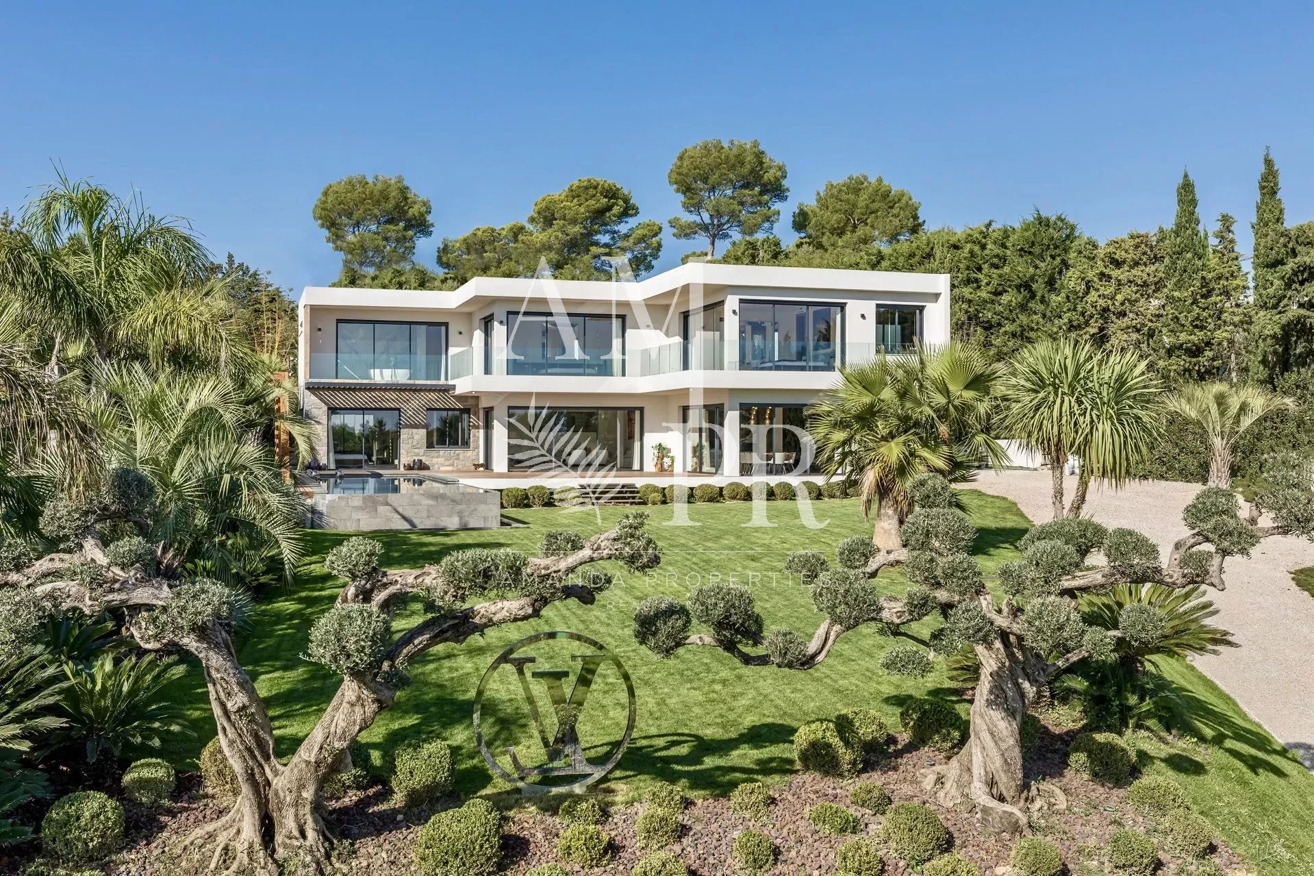 About Mougins - Exceptional contemporary villa