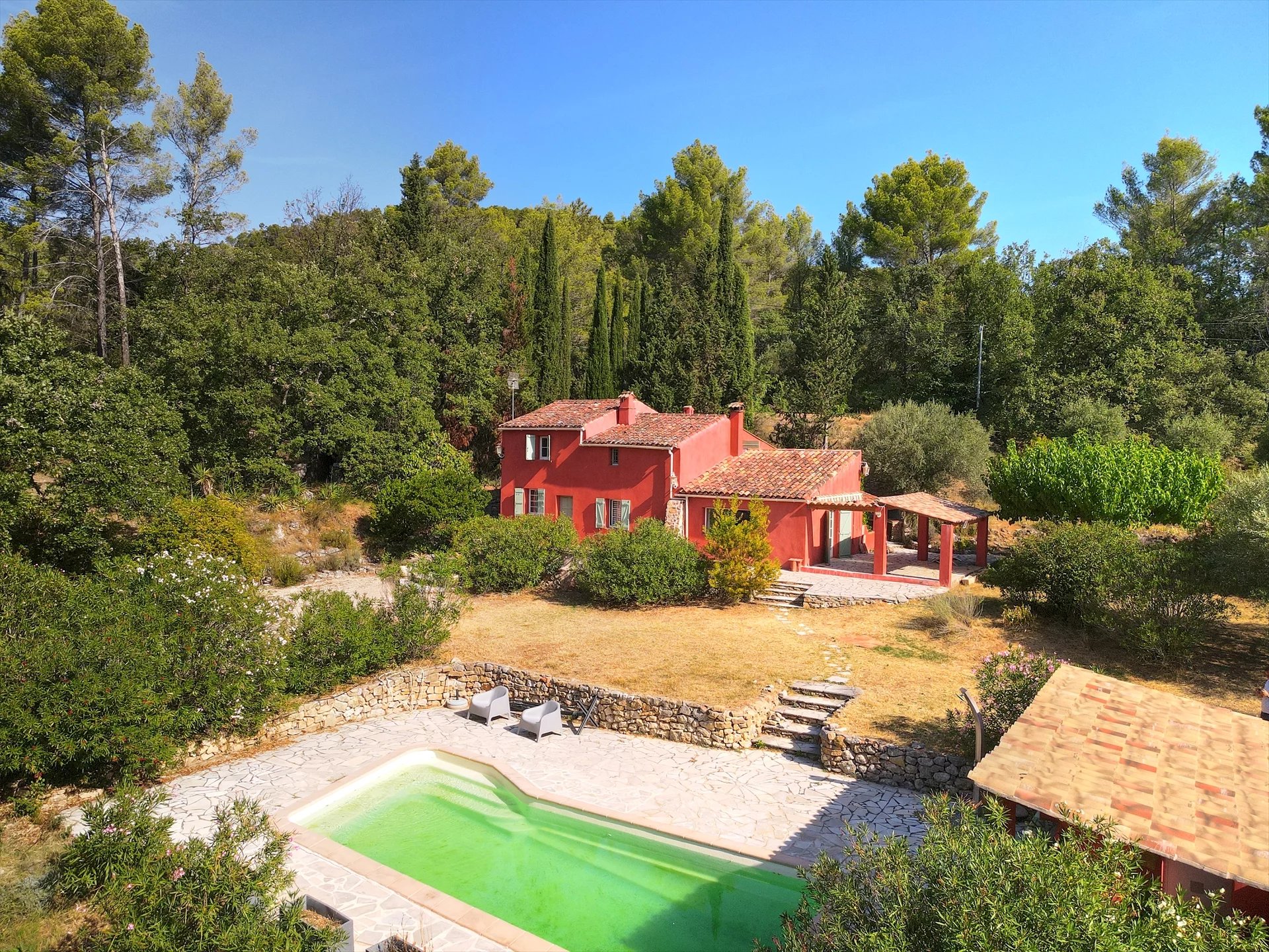 Salernes, in a quiet an campaign environment, Nice house with pool