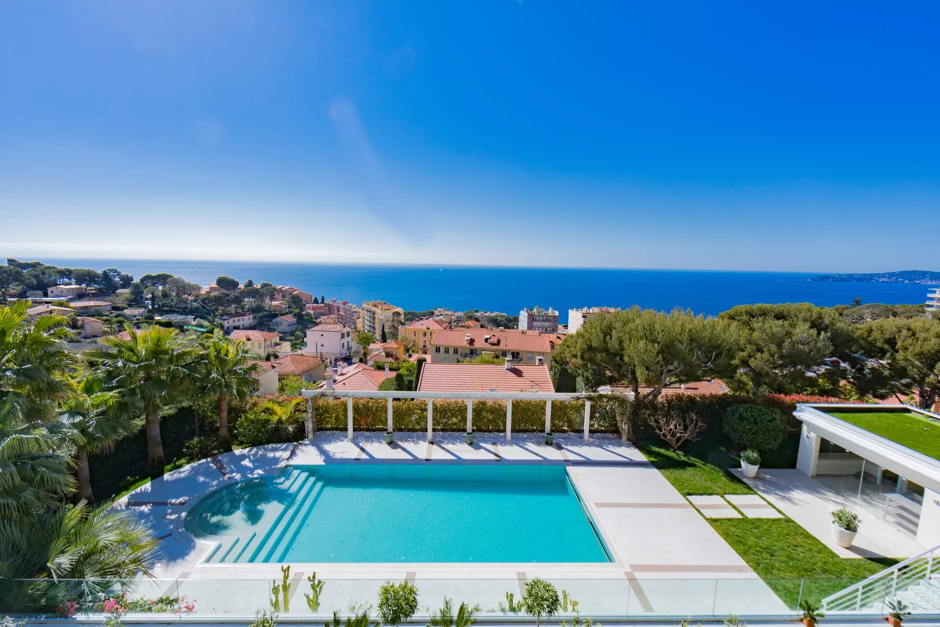 Кап д’Ай – Просторная современная вилла с панорамным видом на море  в непосредственной близости от Монако