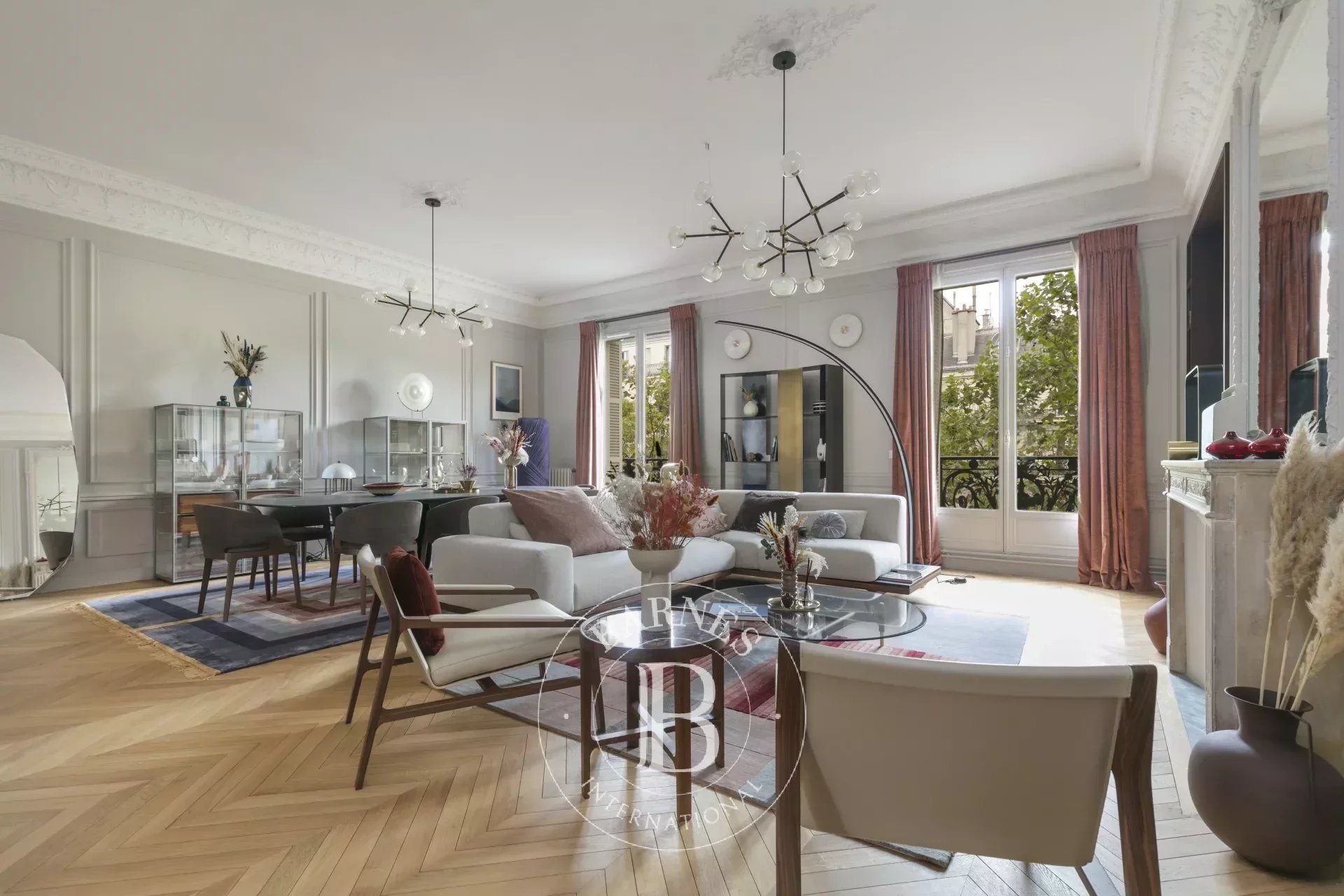 Paris 8 - Malesherbes Parc Monceau - appartement luxueusement rénové et meublé au 3è étage avec balcon - 4 chambres et bureau avec commercialité