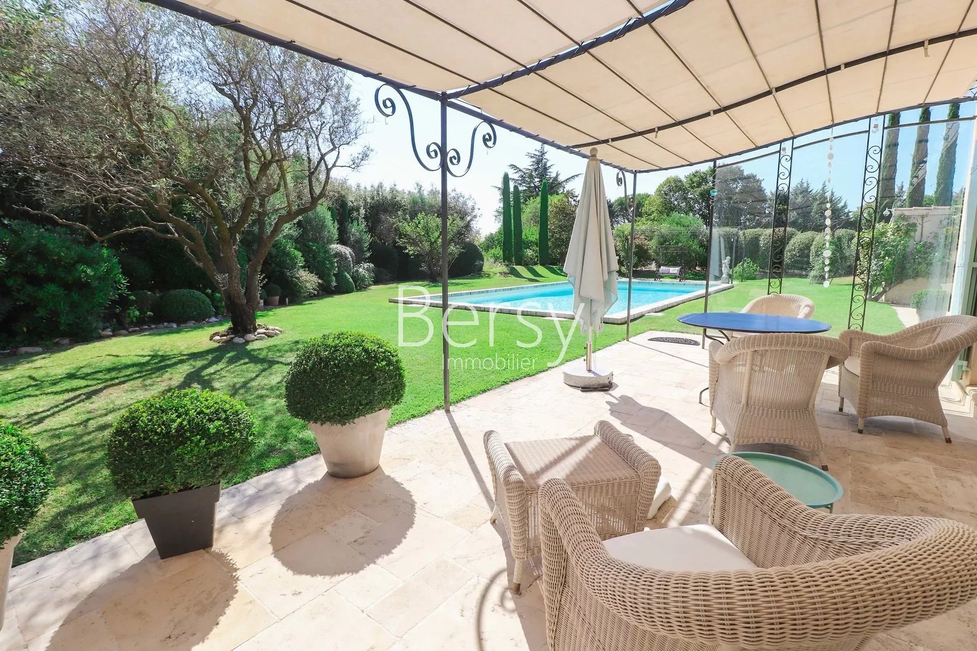 TOO LATE, IT'S SOLD! Falling for something ! Opulent single storey villa with 6x12m swimming pool and outbuildings