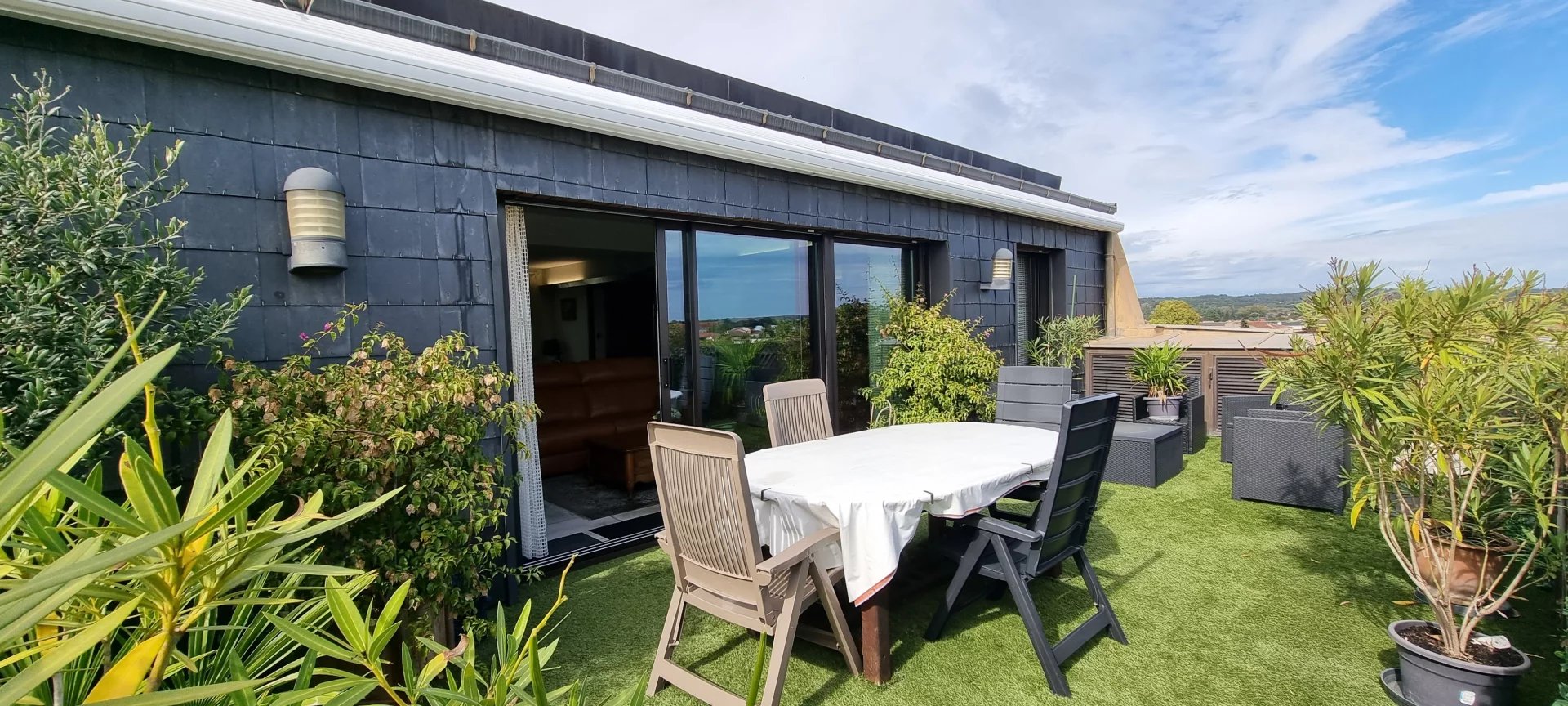 UNIQUEMENT à l'AGENCE CHARBIT  : splendide appartement en Centre ville avec terrasse de 50 m² et parking