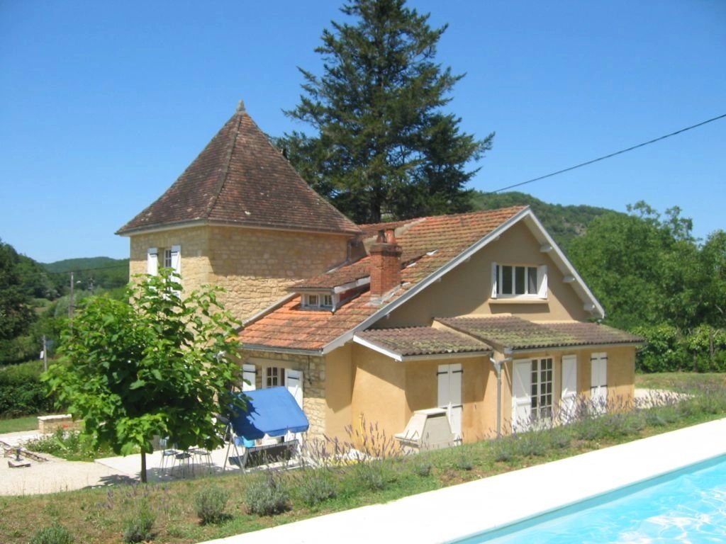 DORDOGNE - House with tower, garage and pool on 1.874 m2
