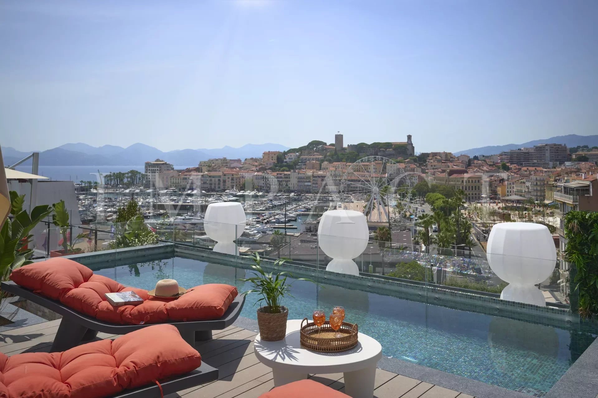 Magnifique Penthouse à louer en face à la Baie de Cannes