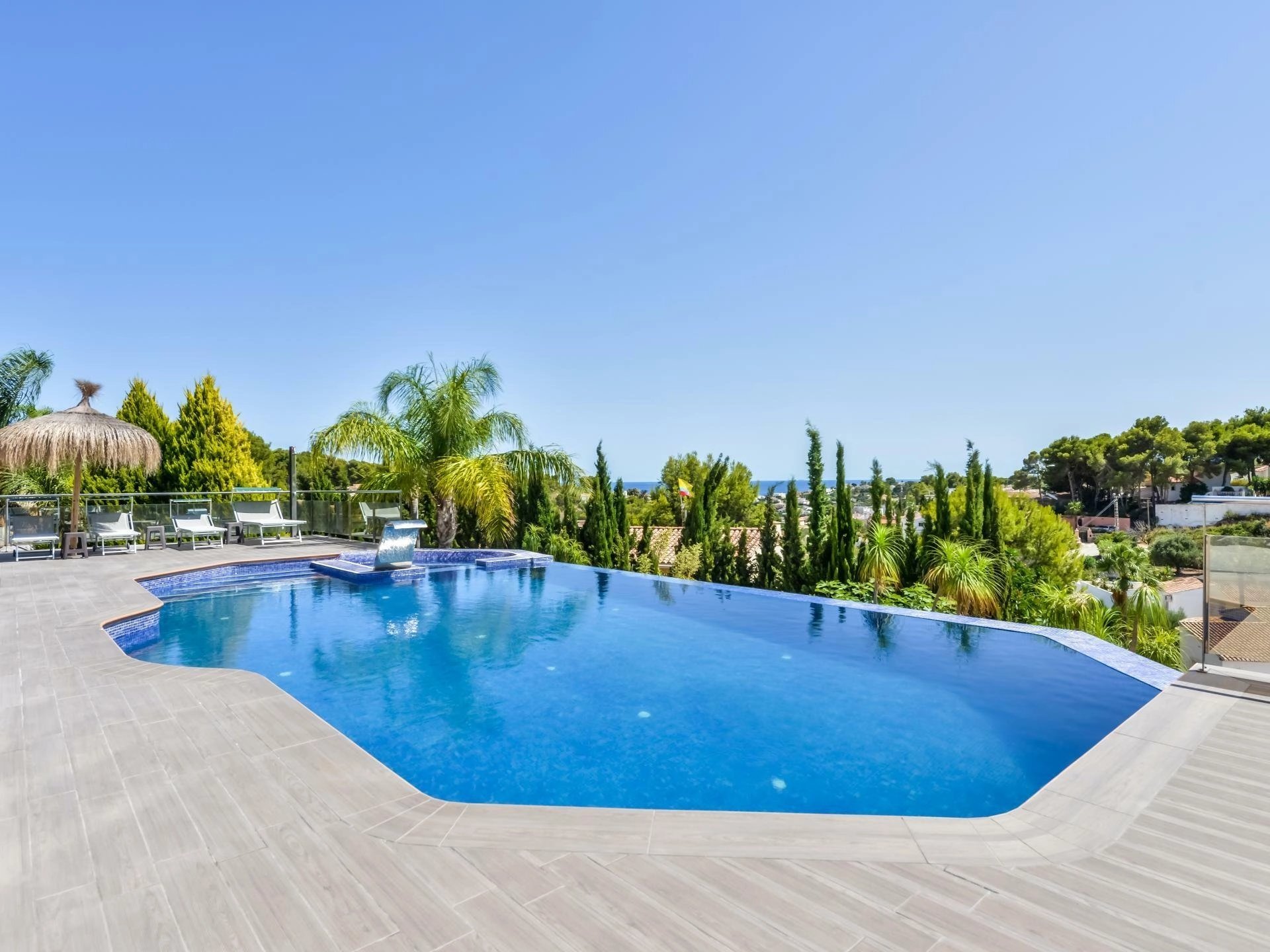 Ruime, luxe moderne villa met uitzicht op zee en spa