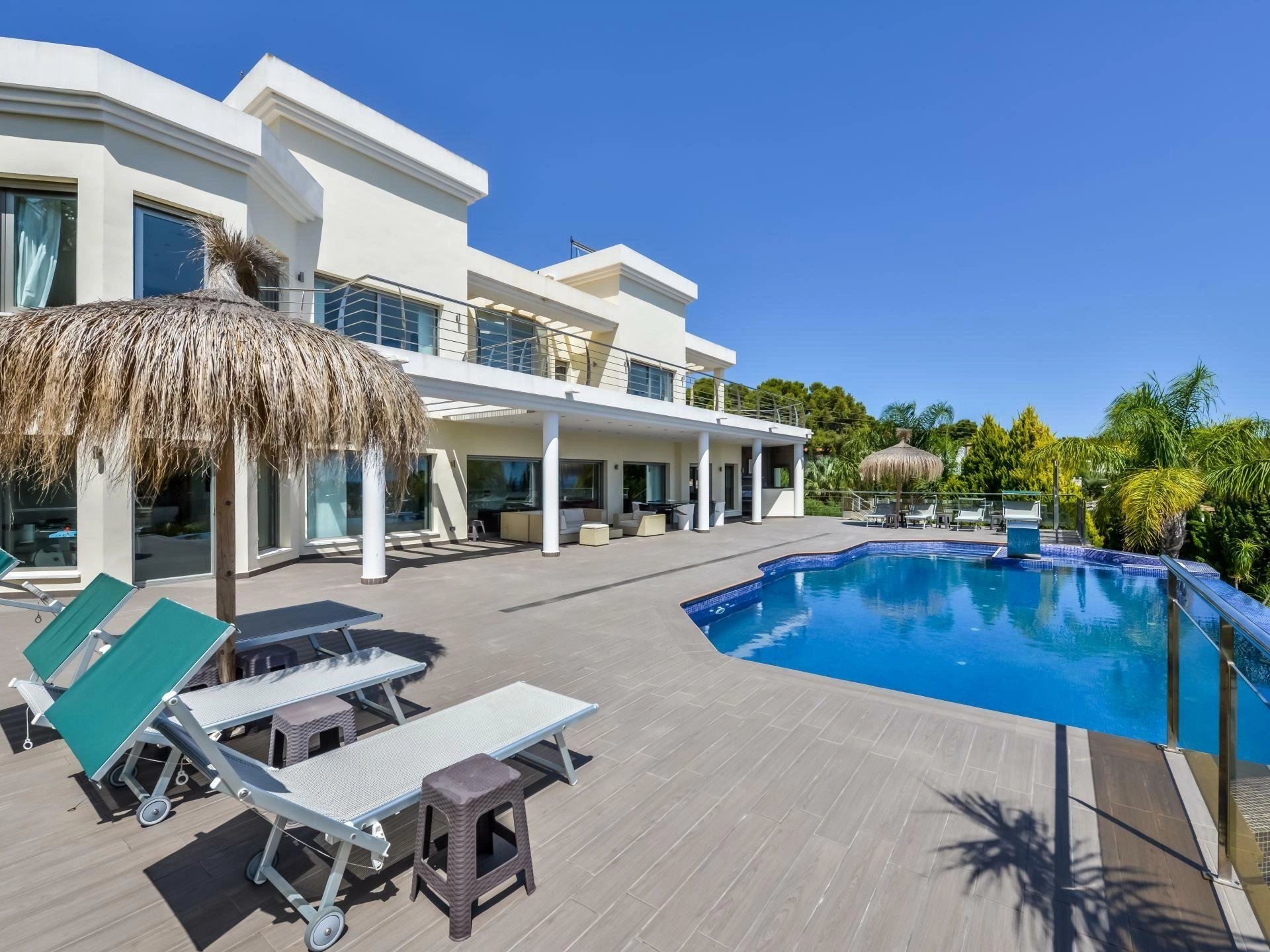 Villa moderne spacieuse et luxueuse avec vue sur la mer et spa