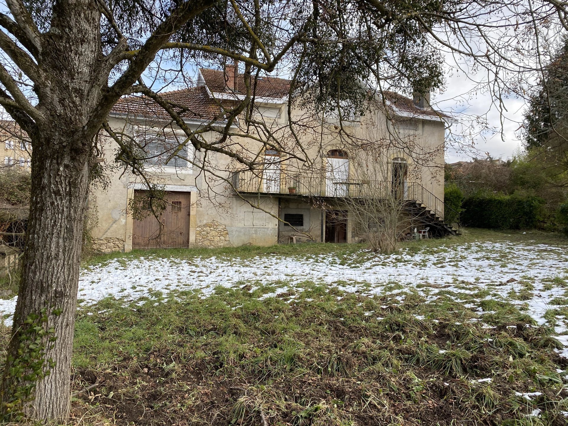 Centre Aurignac, beautiful old house to renovate with garden of about 2300m²