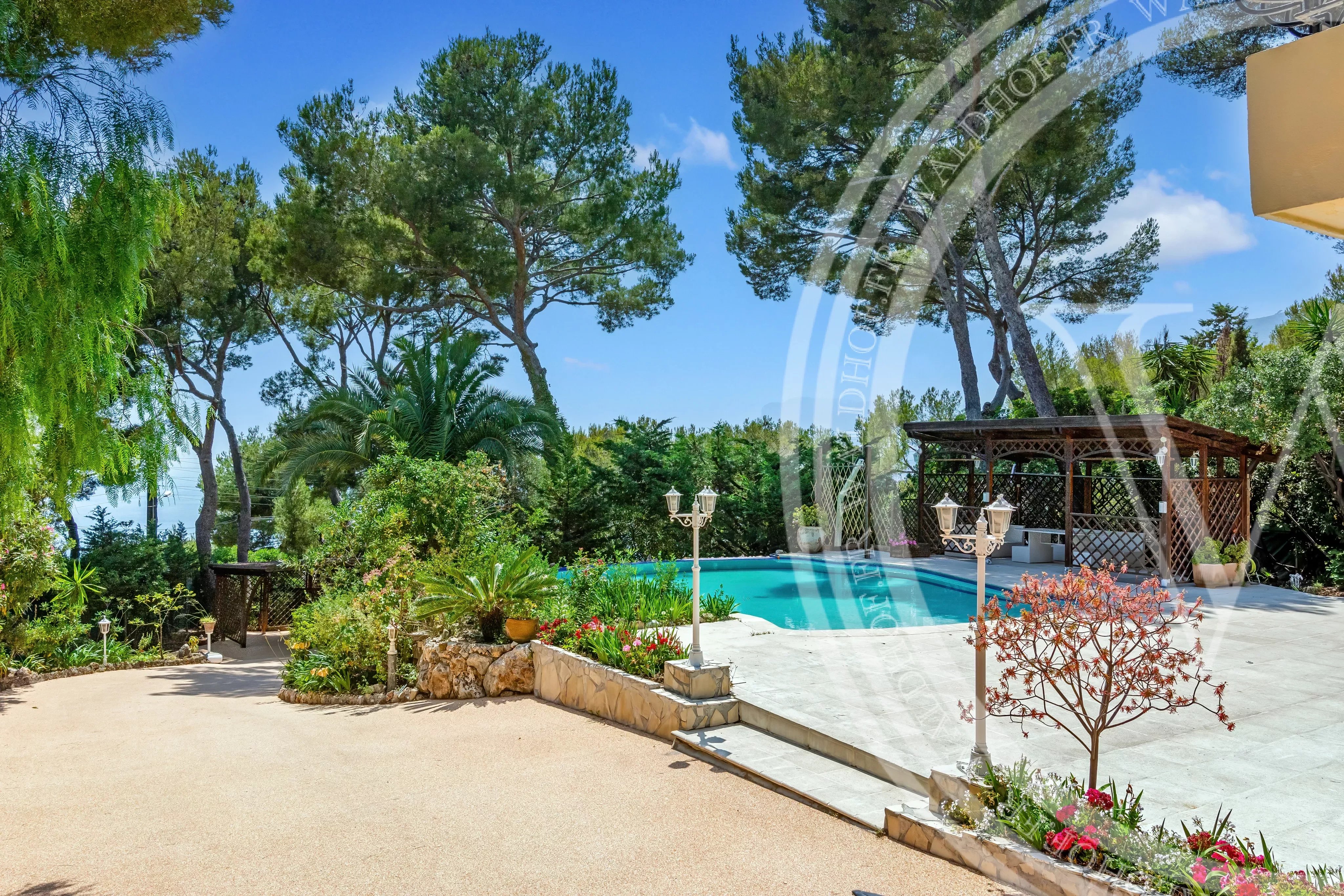 Charming villa in prestigious domaine of Cap Martin with Monaco views
