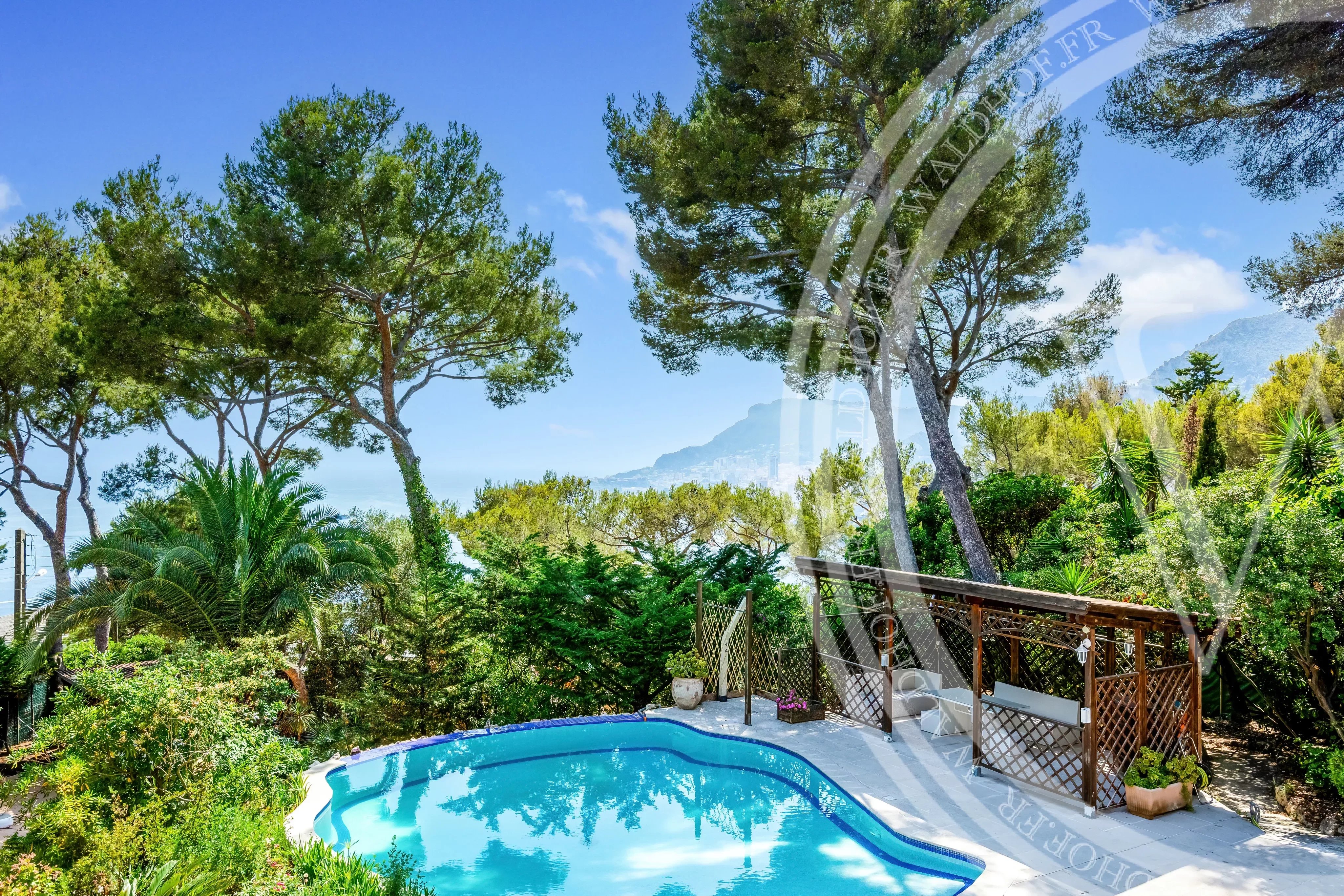 Charmante villa dans un domaine prestigieux de Cap Martin avec des vues sur Monaco