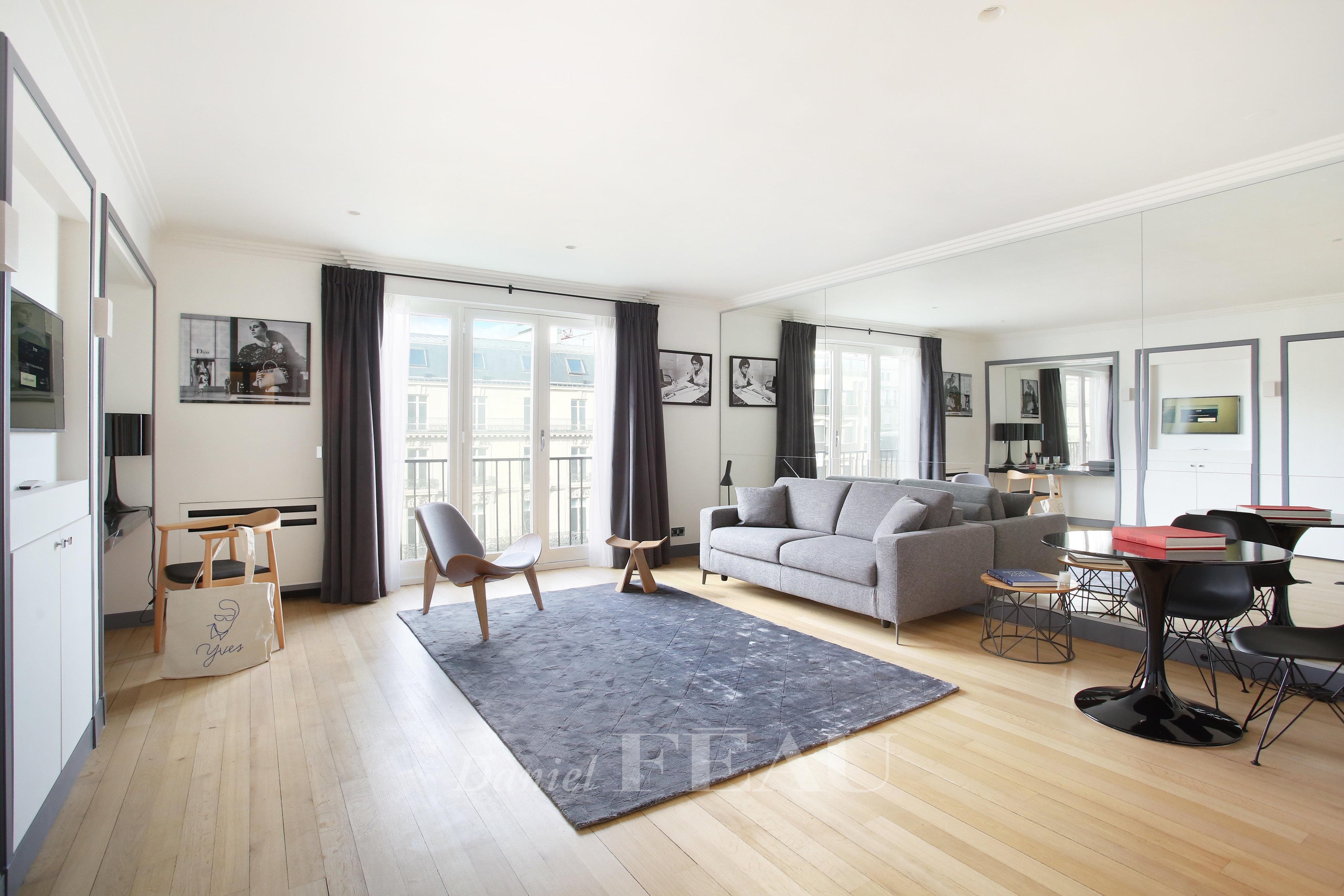 Paris Apartment Rentals - Avenue Montaigne Suite