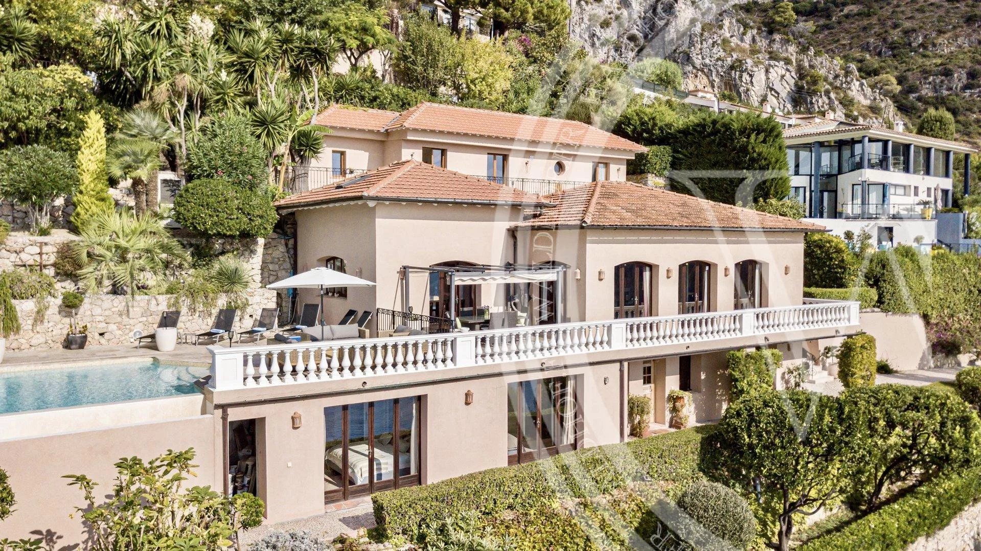 Une élégante villa contemporaine avec de superbes vues panoramiques sur la Méditerranée
