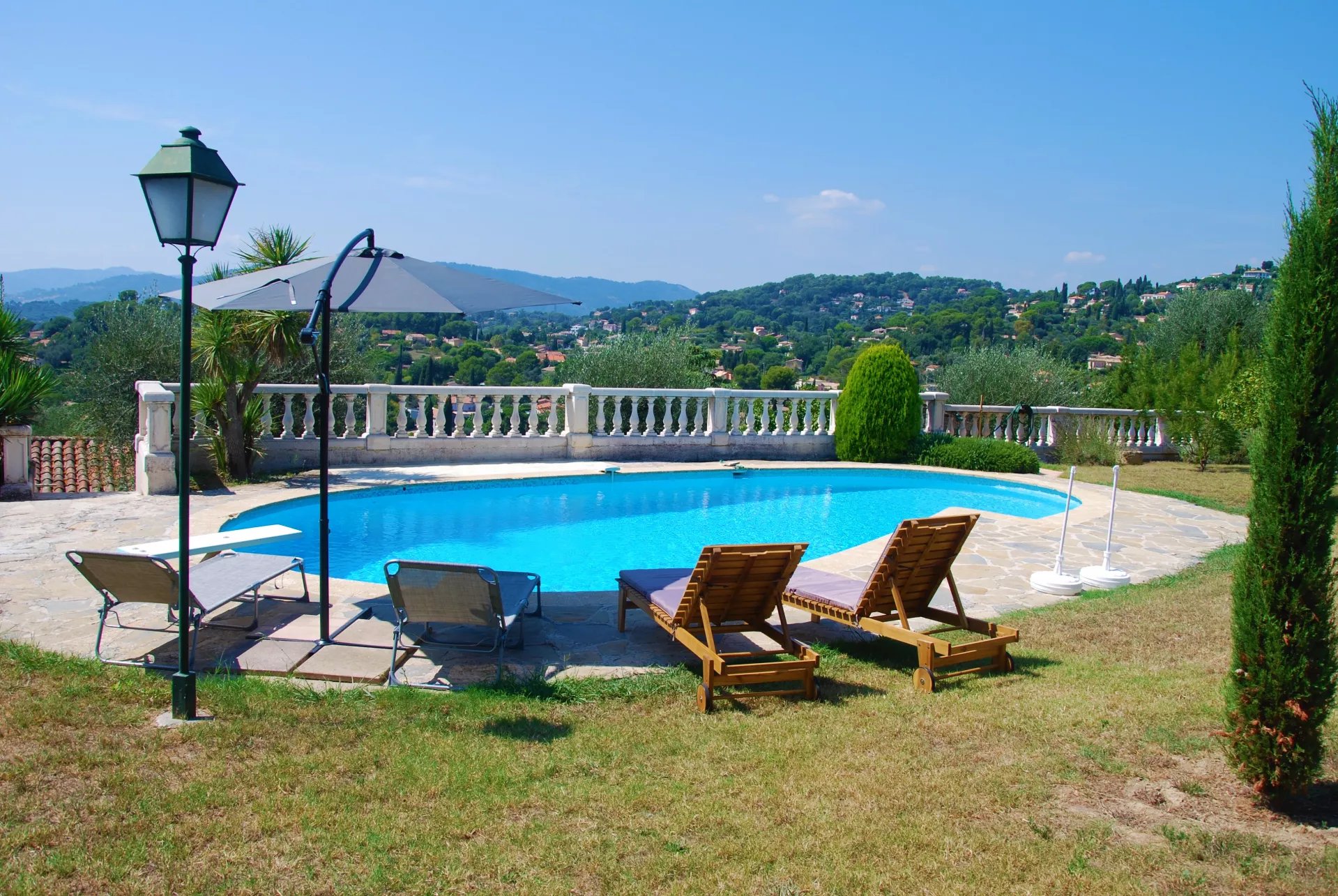 CHARMING VILLA IN A PRIVATE DOMAIN IN A DOMINANT POSITION AND PEACEFUL AREA