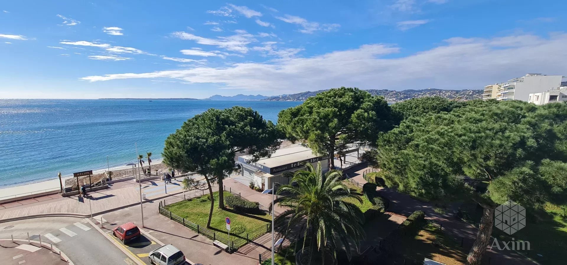 Apartment with sea view in front of Juan les pins beach.