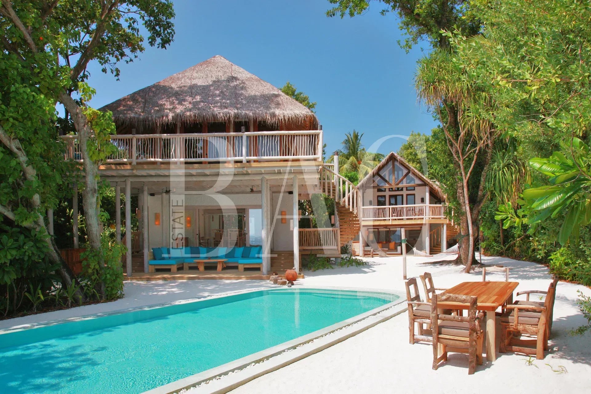 在马尔代夫的一个岛上的4间卧室的别墅。