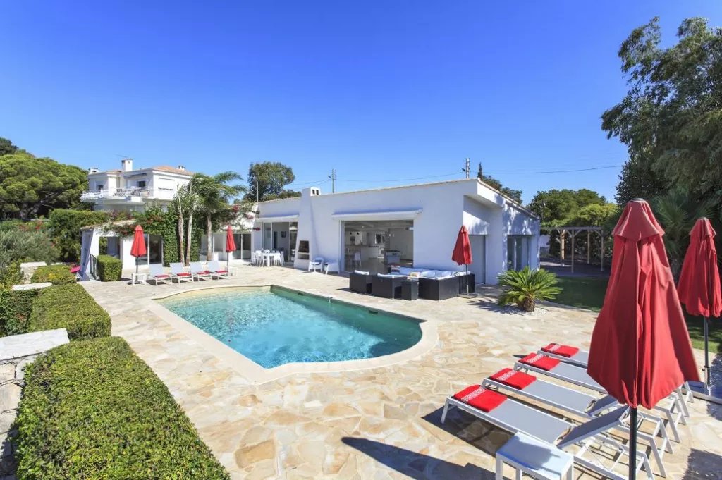 HIGH STANDARD VILLA IN CANNES