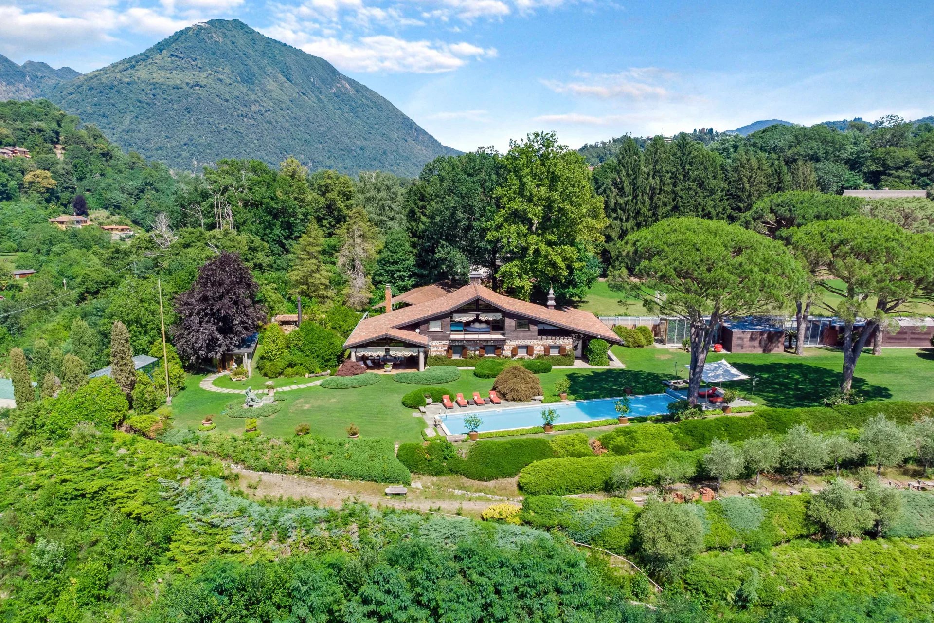 Villa de luxe avec piscine et parc à Laveno avec vue sur le lac Majeur