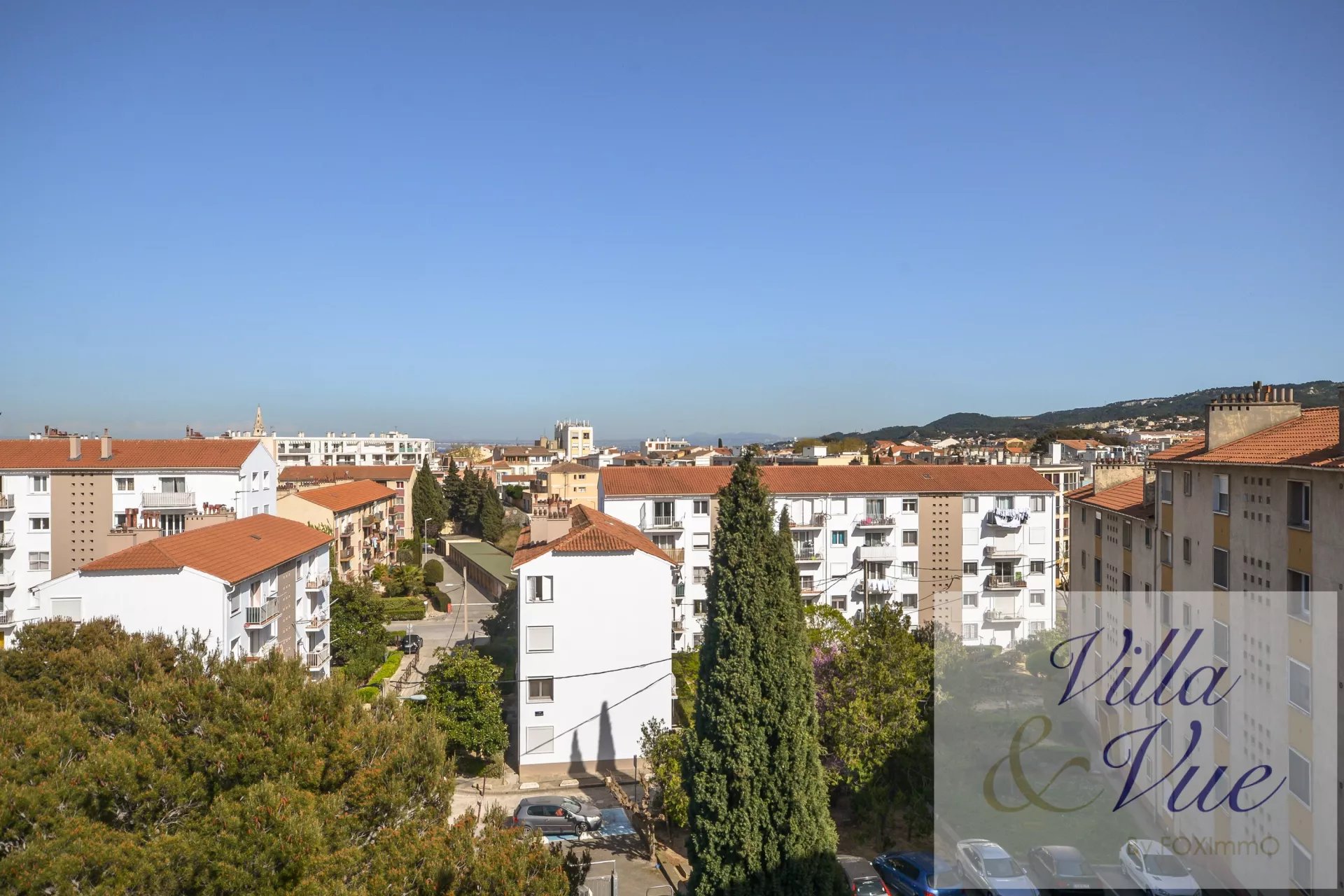 In Martigues, close to the city centre, in a quiet condominium, this 3 room flat
