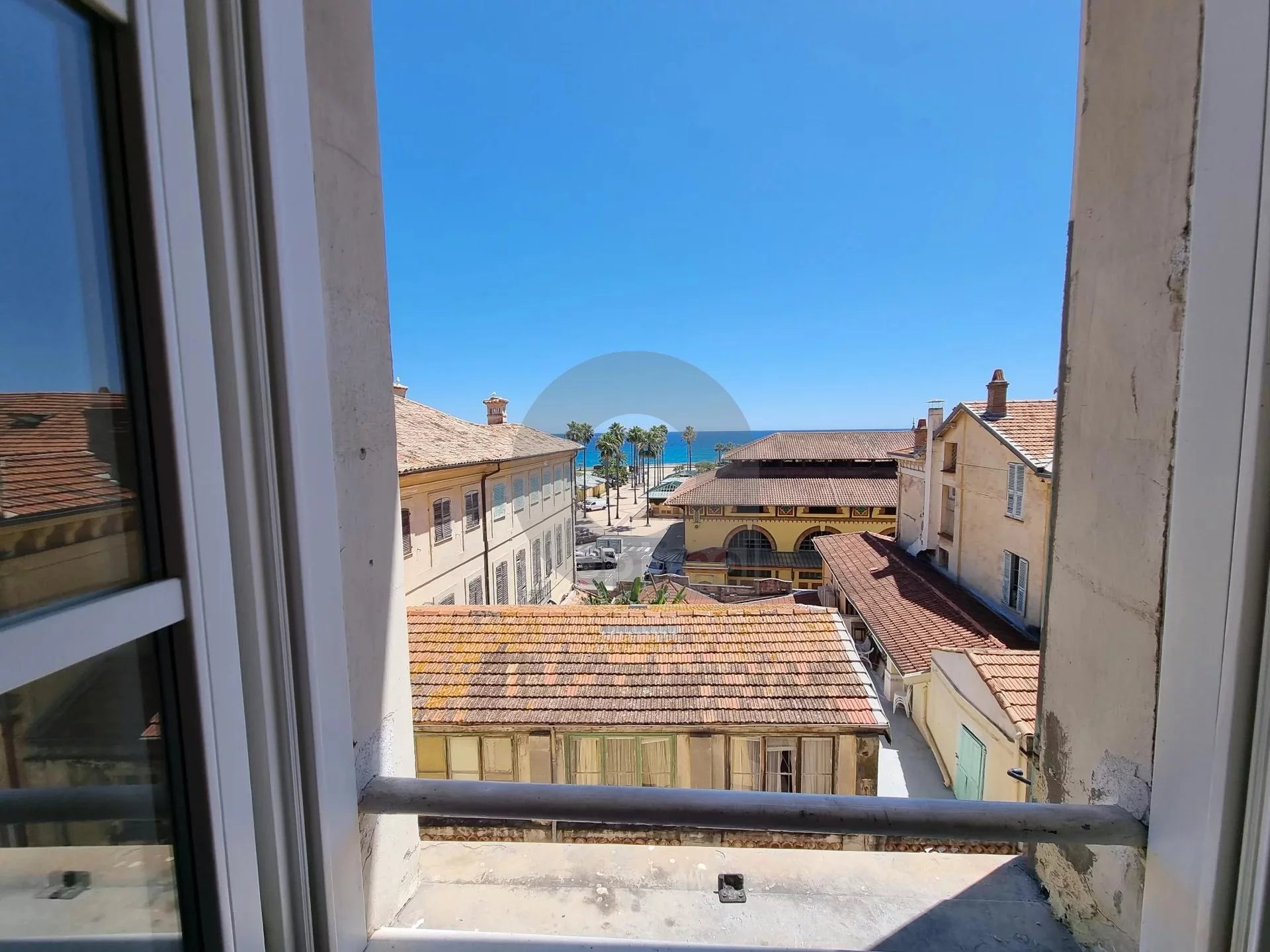 Charming two-room mezzanine apartment in center of town, sea view