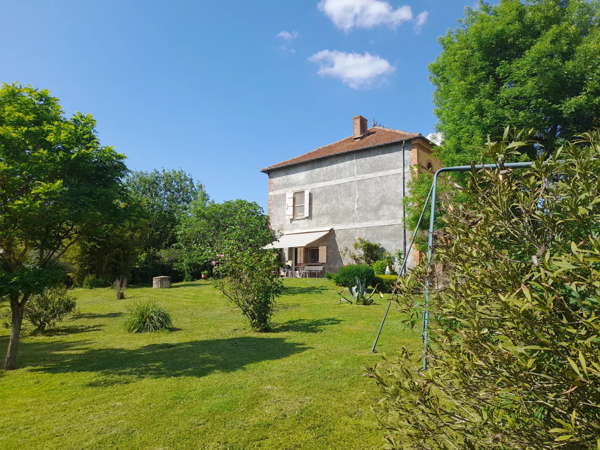 19th century house of 238 m² on a plot of over one hectare