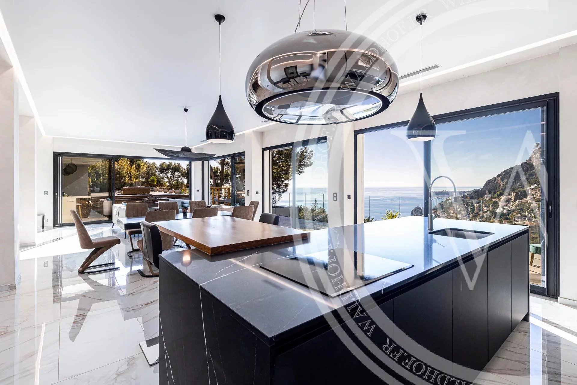 Newly renovated turn-key villa with view towards Monaco