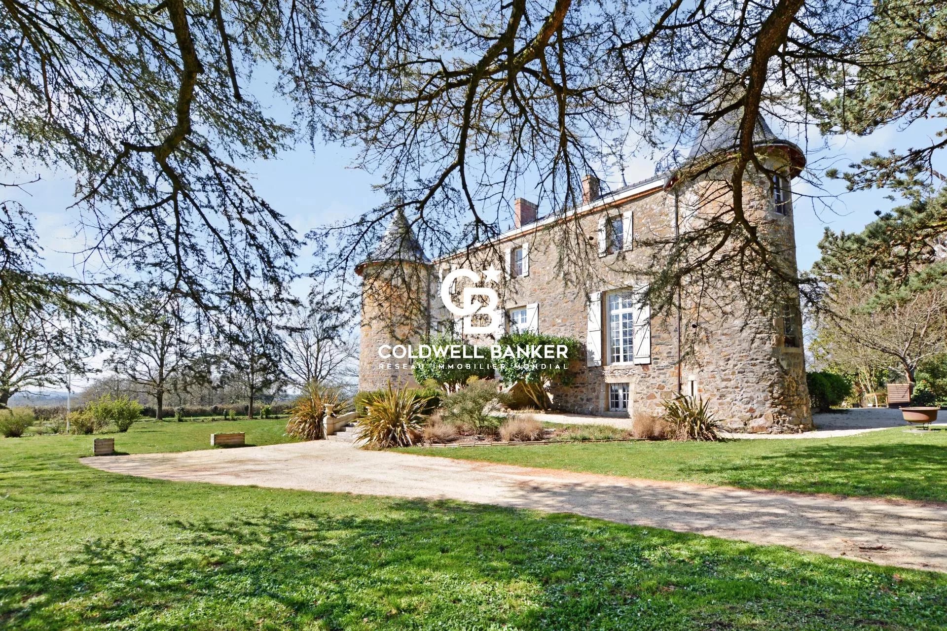 Château Médiéval en très bon état - Région d'Angers