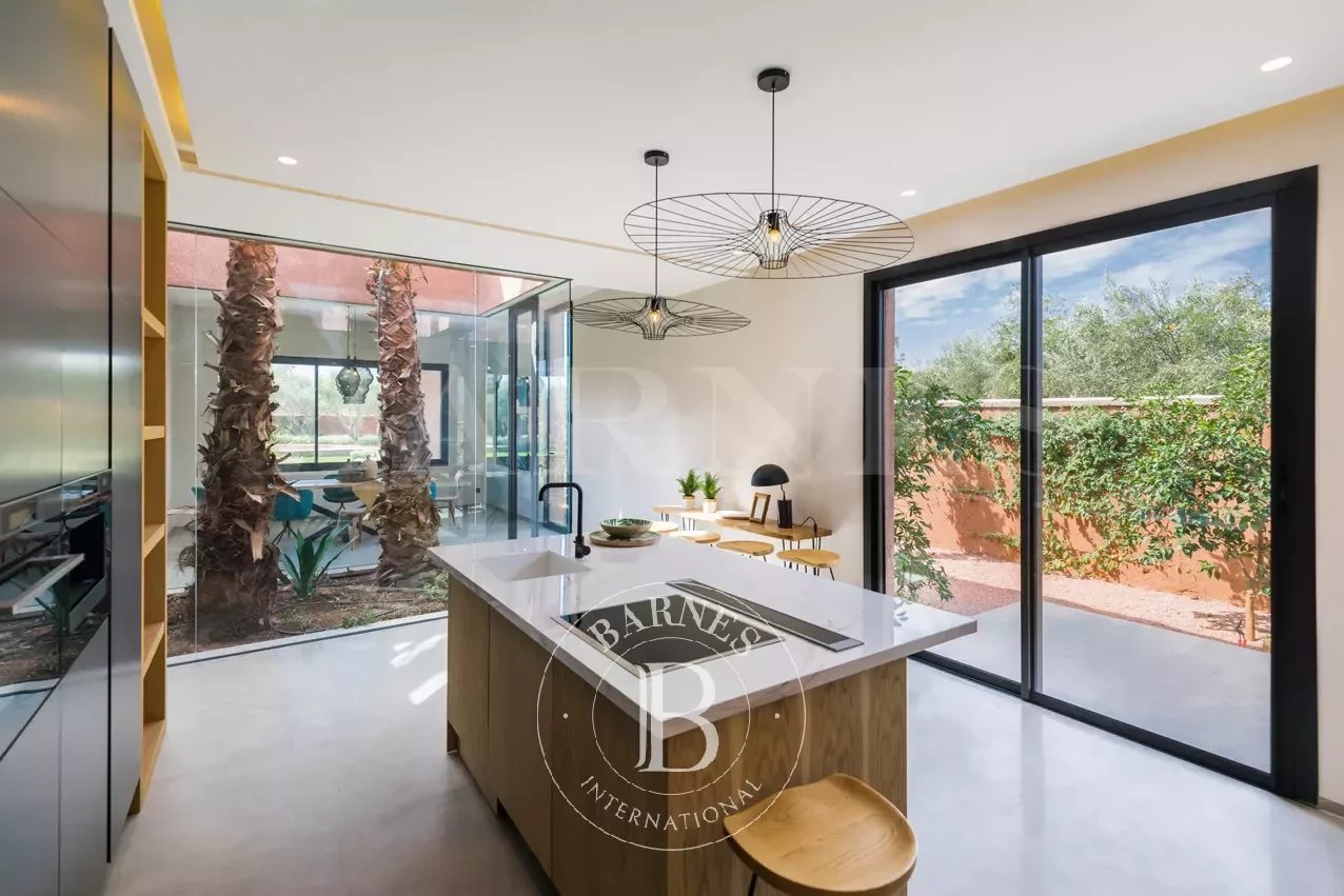 Villa contemporaine de luxe avec piscine à débordement à vendre sur la route de l'Ourika à Marrakech - Agence immobilière - picture 4 title=