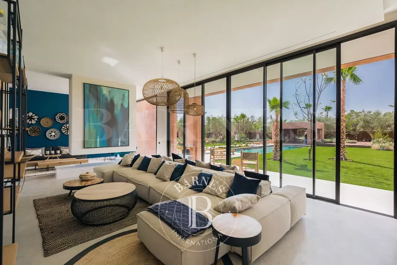 Villa contemporaine de luxe avec piscine à débordement à vendre sur la route de l'Ourika à Marrakech - Agence immobilière