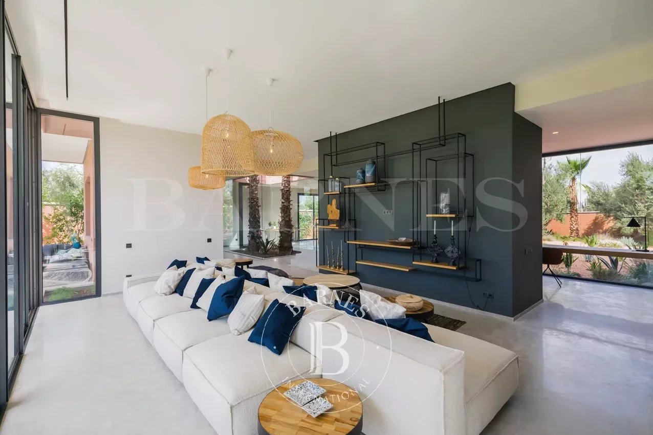 Villa contemporaine de luxe avec piscine à débordement à vendre sur la route de l'Ourika à Marrakech - Agence immobilière - picture 11 title=