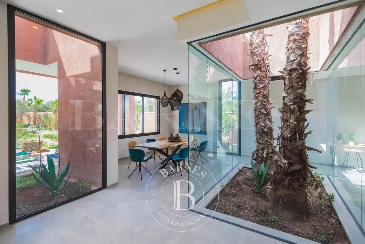 Villa contemporaine de luxe avec piscine à débordement à vendre sur la route de l'Ourika à Marrakech - Agence immobilière - picture 12 title=