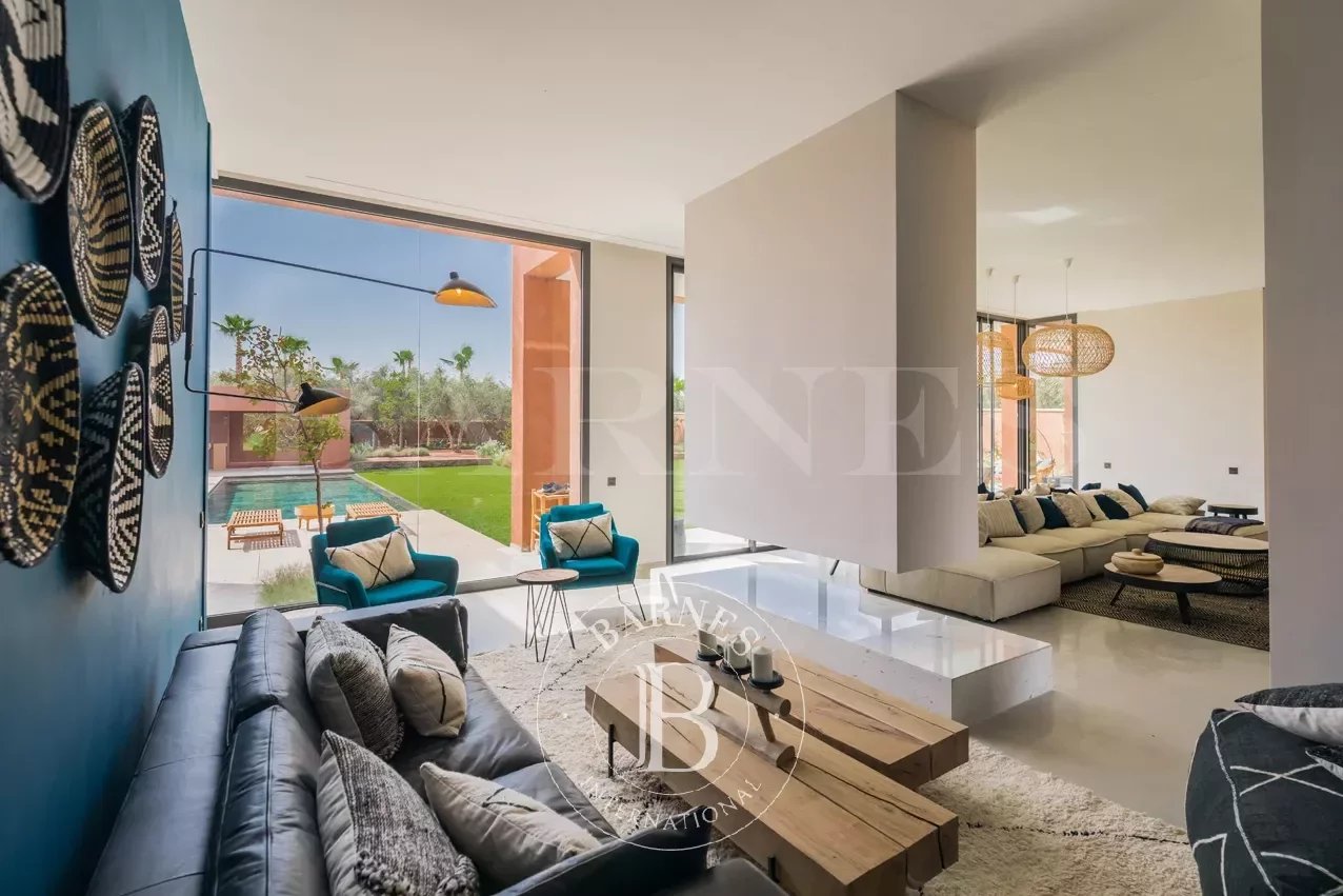 Villa contemporaine de luxe avec piscine à débordement à vendre sur la route de l'Ourika à Marrakech - Agence immobilière - picture 10 title=