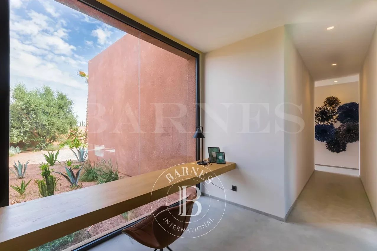 Villa contemporaine de luxe avec piscine à débordement à vendre sur la route de l'Ourika à Marrakech - Agence immobilière - picture 16 title=