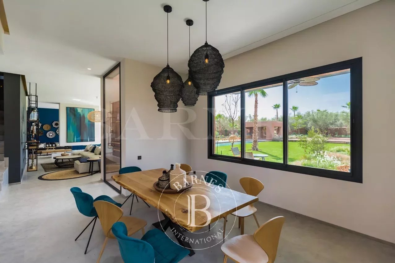 Villa contemporaine de luxe avec piscine à débordement à vendre sur la route de l'Ourika à Marrakech - Agence immobilière - picture 13 title=