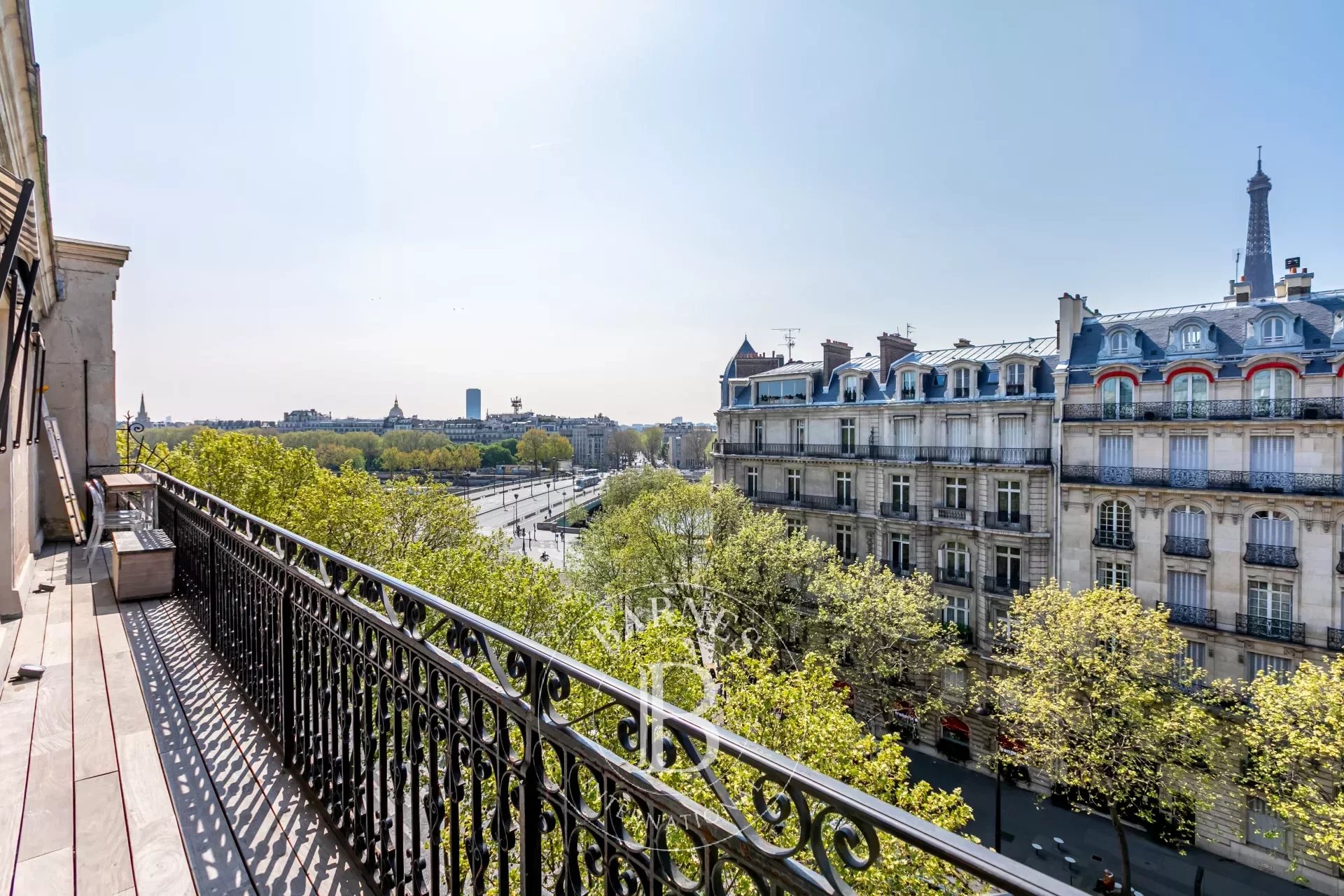 Paris 8ème - Alma Marceau -  5ème étage avec balcon et vue panoramique - 3 chambres