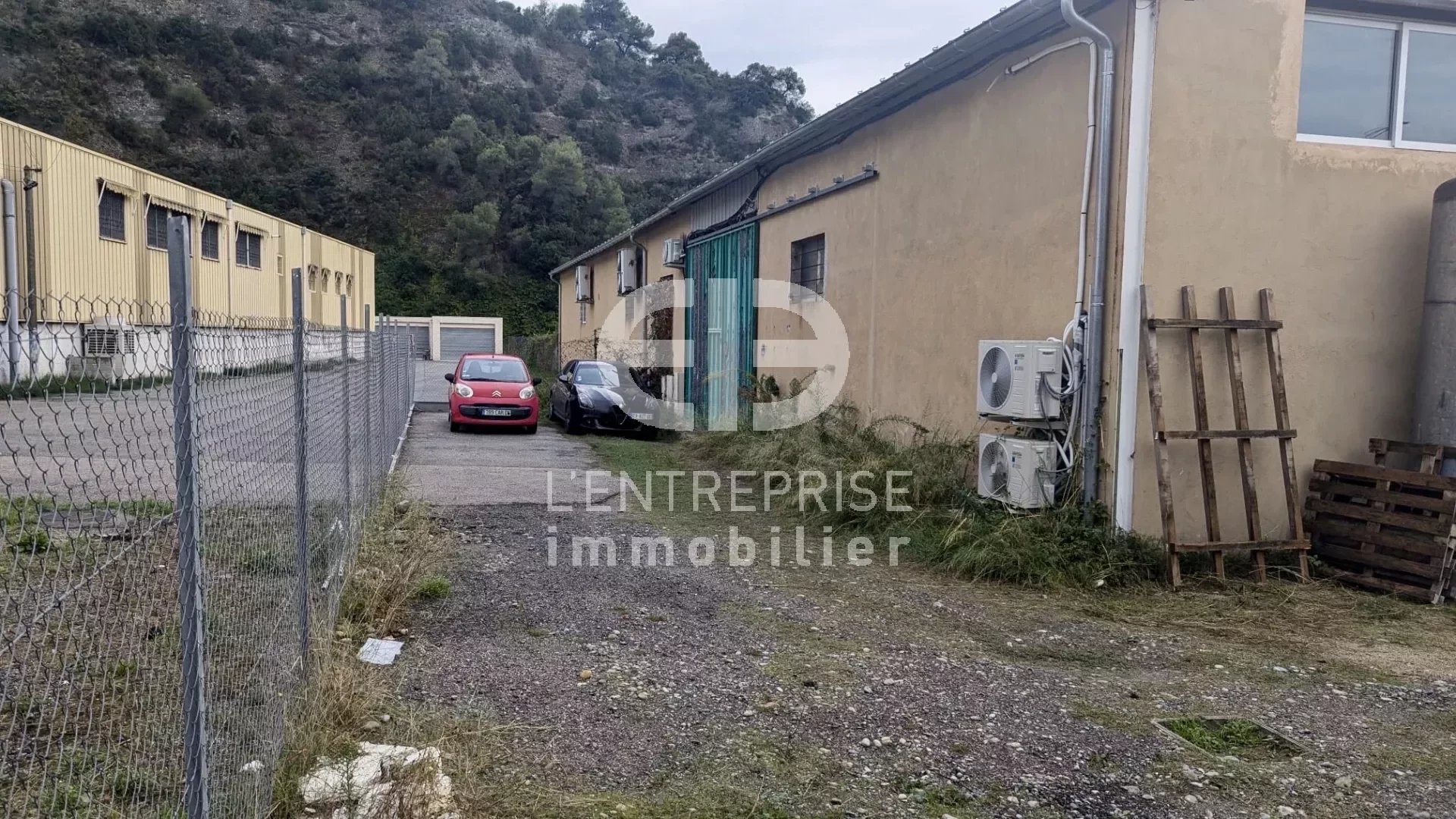 A LOUER ENTREPOT 215m²+ TERRAIN 300m² COLOMARS SECTEUR NICE OUEST