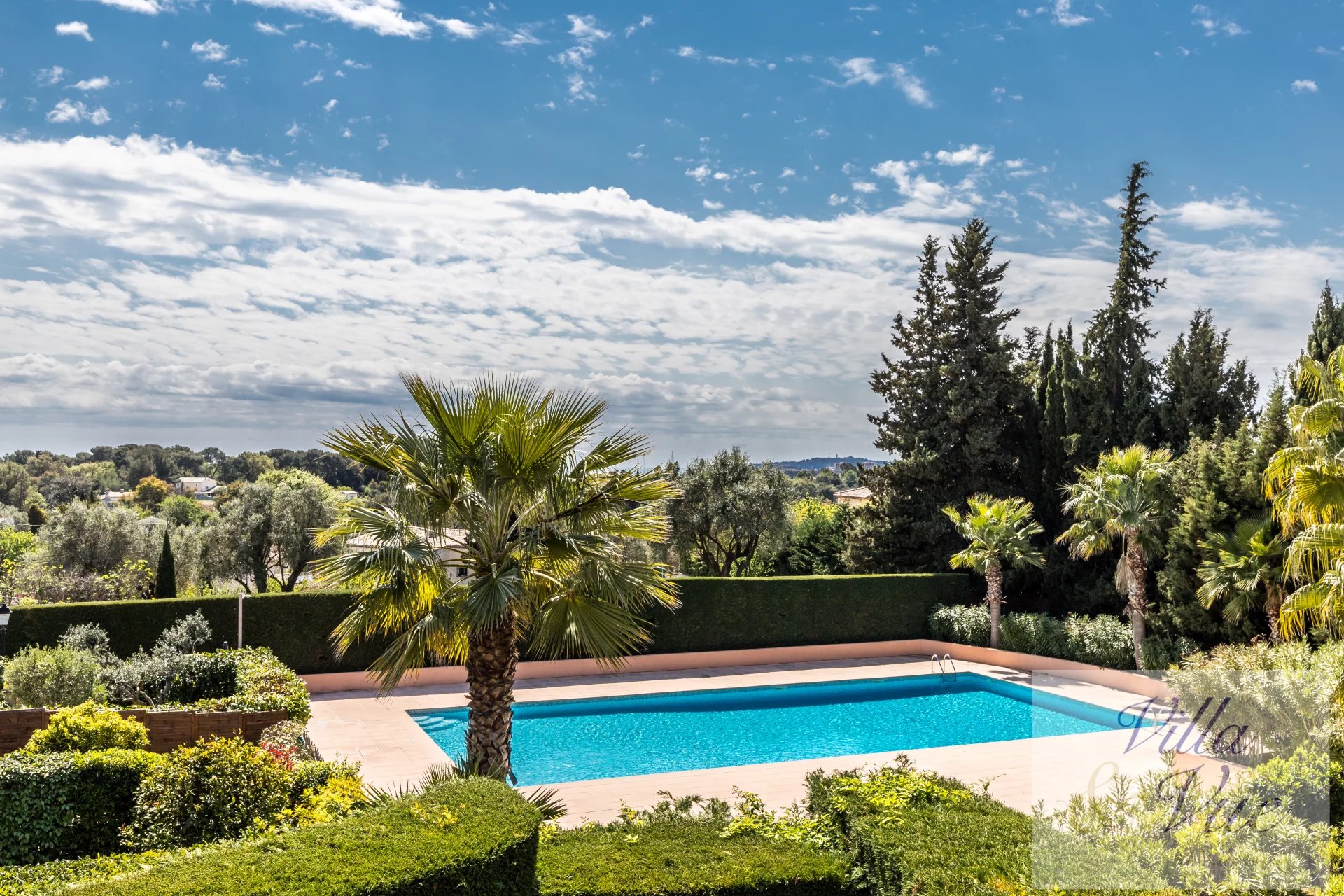 Sur la Côte d'Azur, Entre Biot et Villeneuve,  villa dans résidence de standing avec piscine, garage et vue Mer,