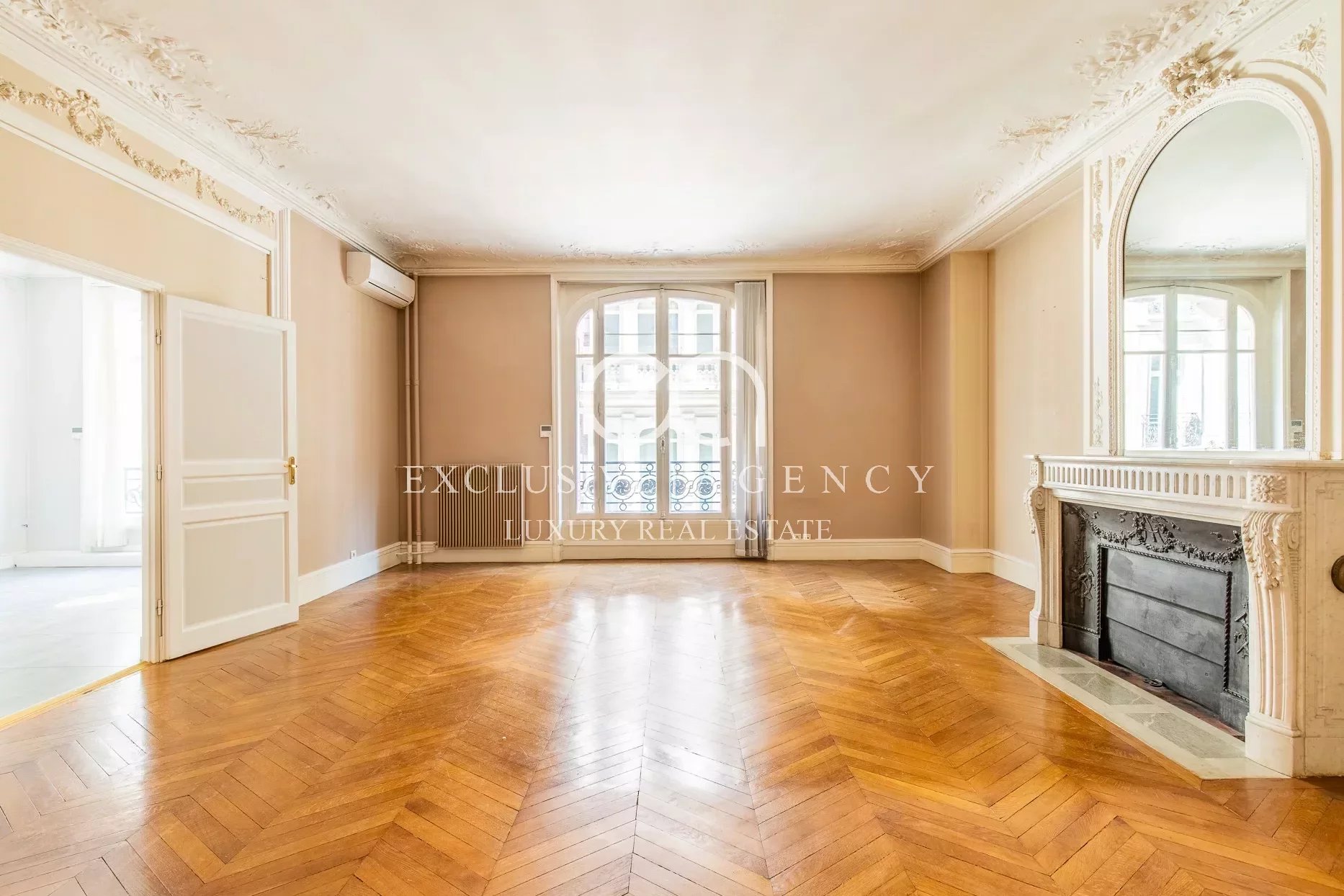 Paris Elegant family and reception apartment