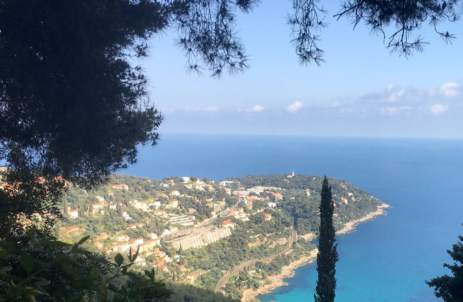 Villa 450 m2 living very close to Monaco with panoramic sea view