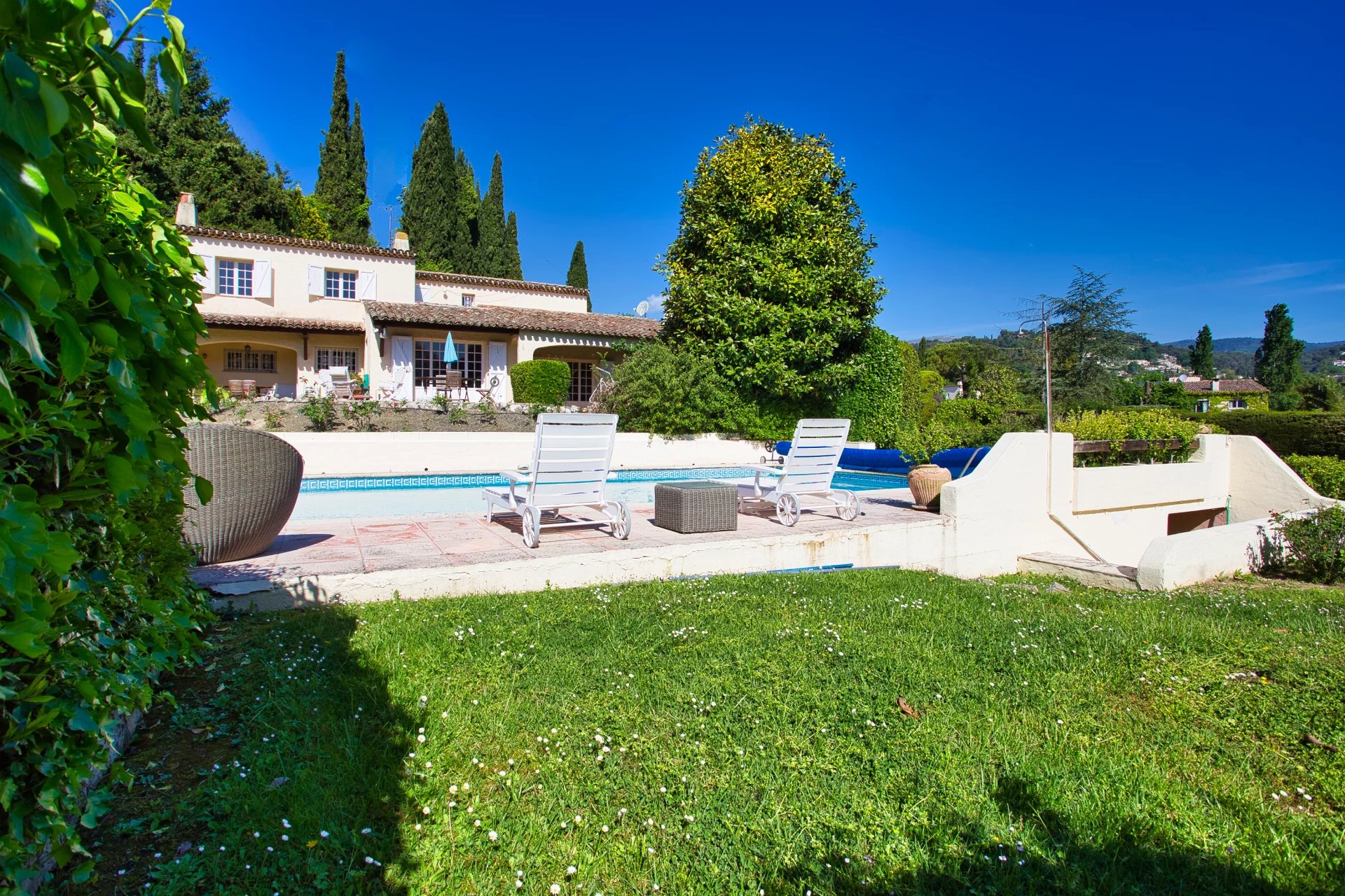 Beautiful 7 room villa with pool
