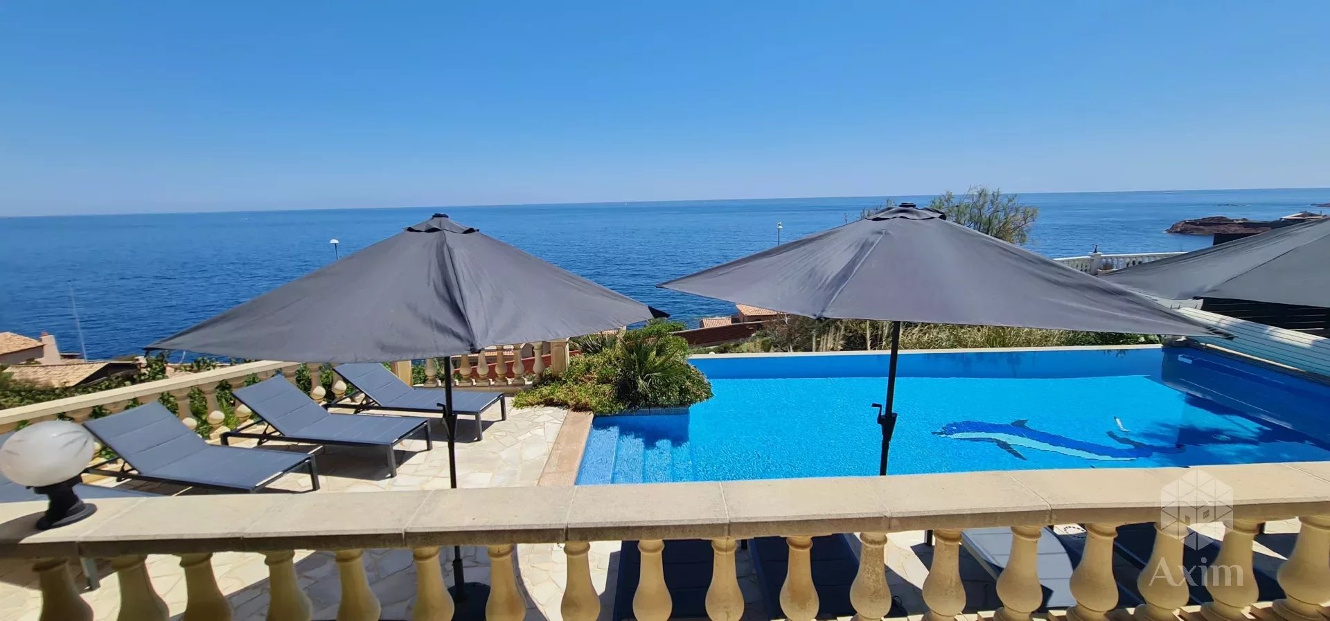 Villa climatisée, 12 personnes, face à la mer, piscine chauffée, plage à 200 m