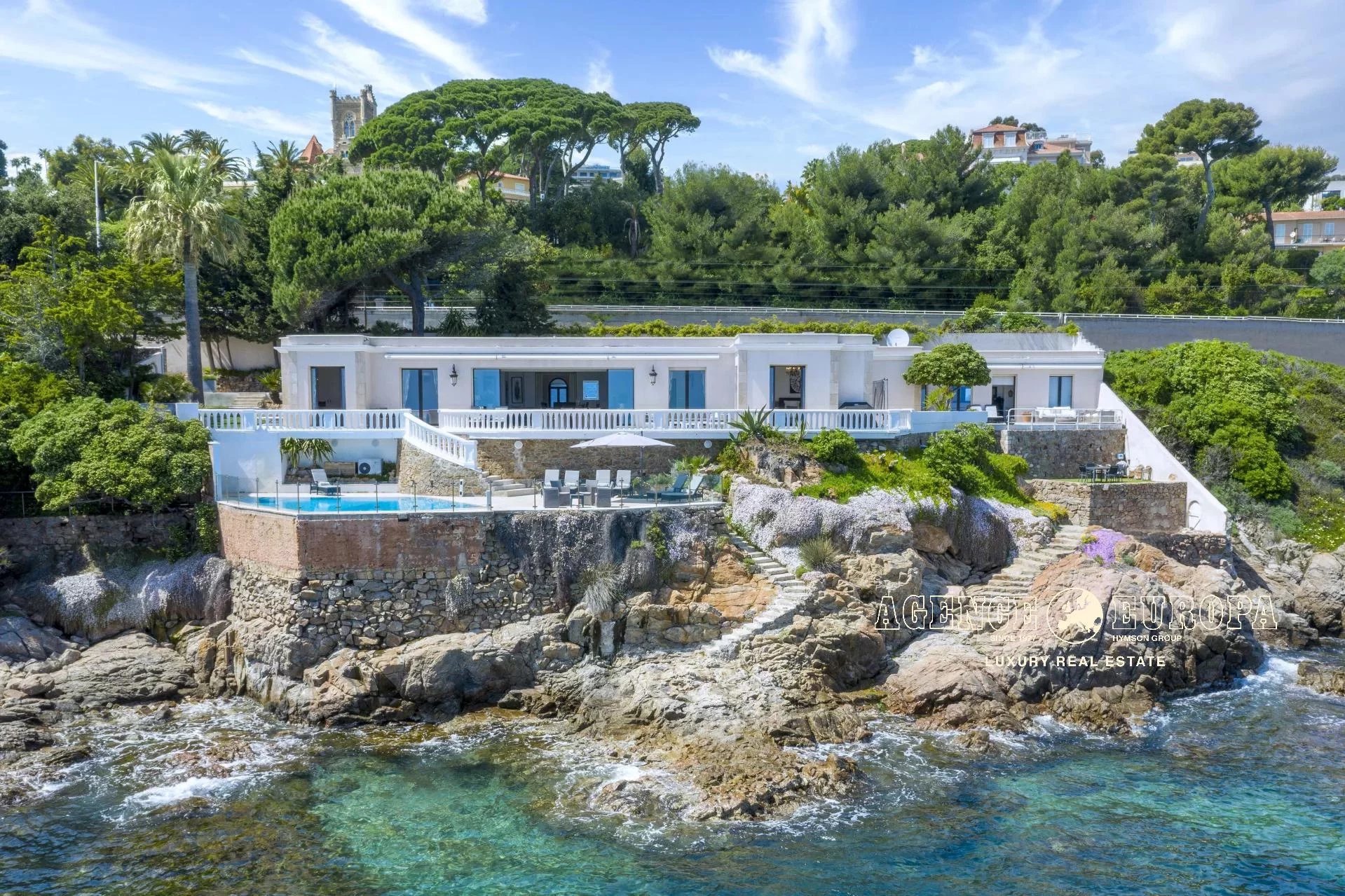 CANNES EXCEPTIONAL - VILLA RIGHT ON THE WATERFRONT