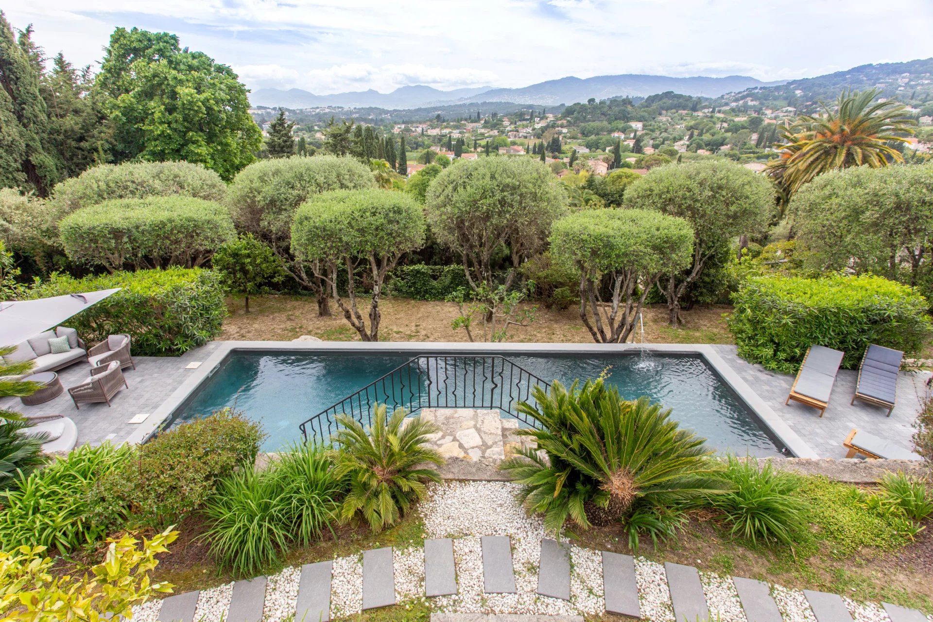 Mougins : Villa d'architecte avec piscine dans un domaine privé
