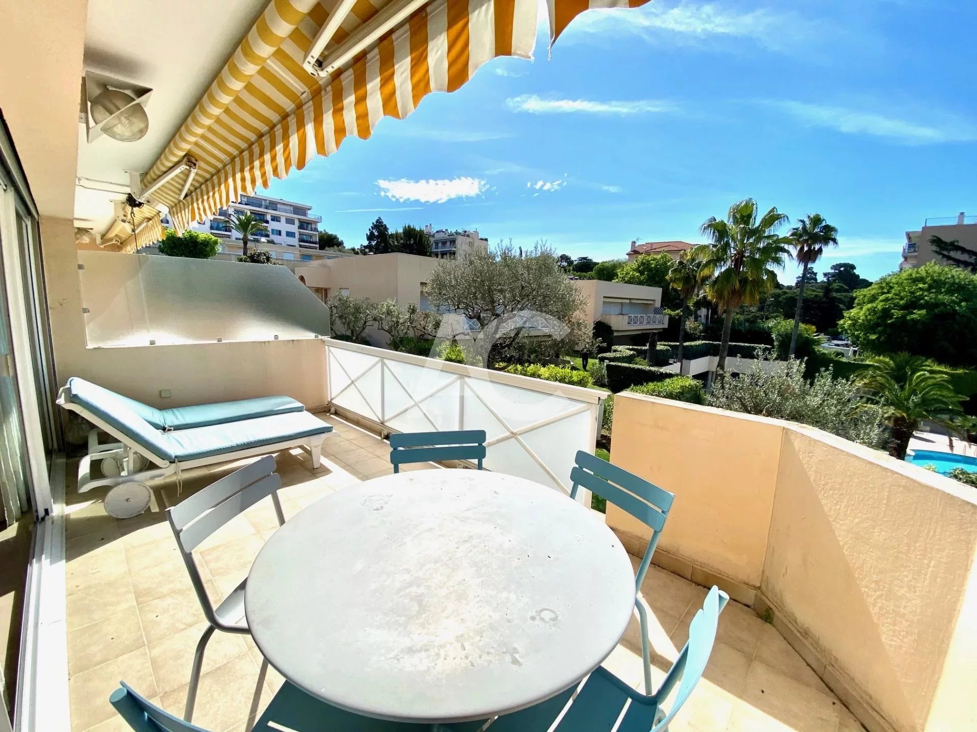 JUAN LES PINS - APPARTEMENT 3 PIECES - RESIDENCE LUXUEUSE