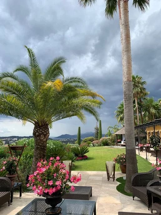 WALKING DISTANCE FROM THE OLD VILLAGE OF MOUGINS